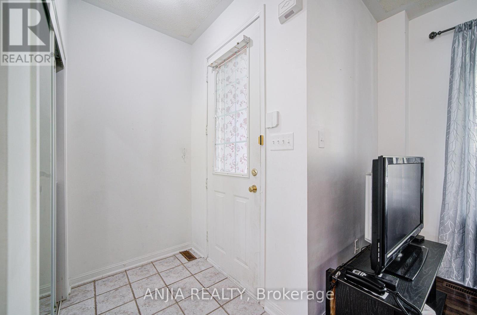 81 White's Hill Avenue, Markham, Ontario  L6B 1C2 - Photo 12 - N12486128