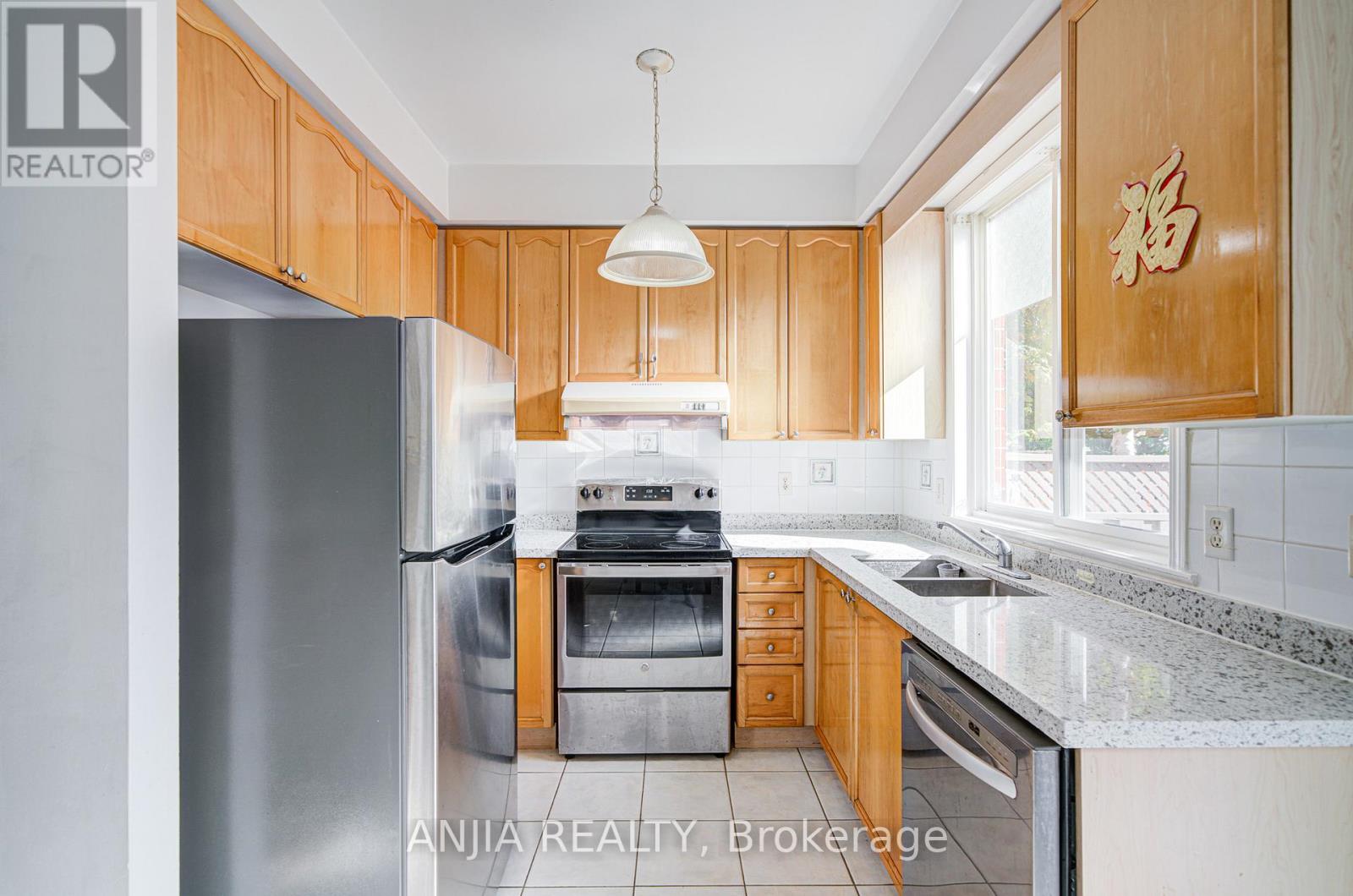 81 White's Hill Avenue, Markham, Ontario  L6B 1C2 - Photo 23 - N12486128