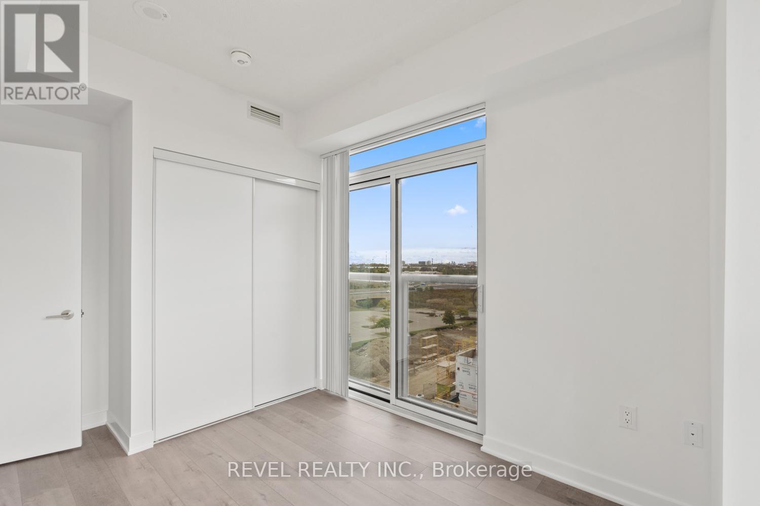 720 - 60 Honeycrisp Crescent, Vaughan, Ontario  L4K 0N5 - Photo 13 - N12486183