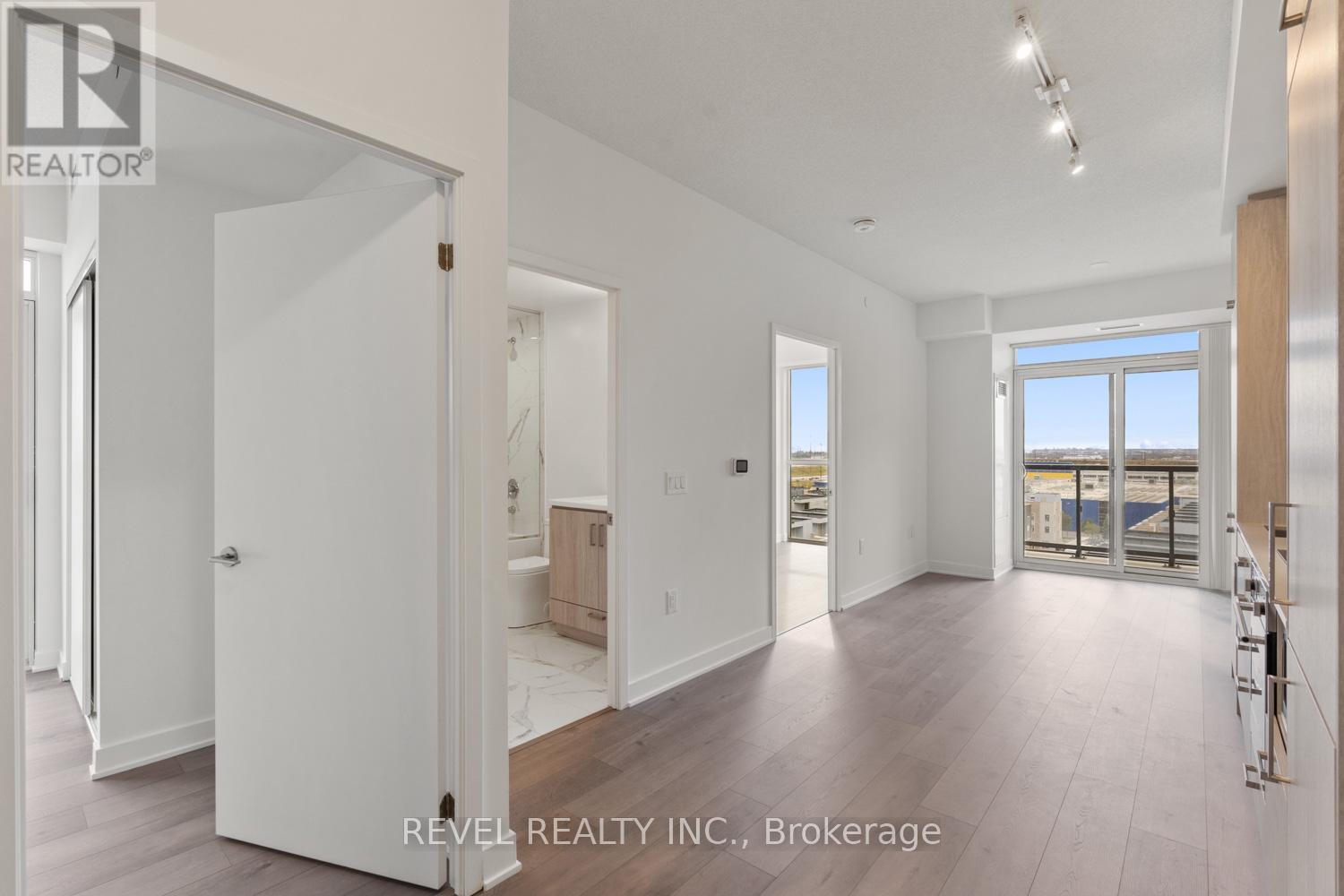 720 - 60 Honeycrisp Crescent, Vaughan, Ontario  L4K 0N5 - Photo 3 - N12486183