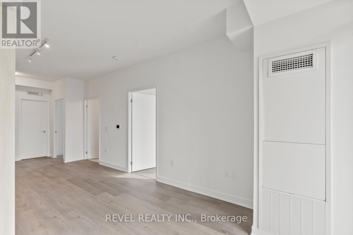 720 - 60 Honeycrisp Crescent, Vaughan, Ontario  L4K 0N5 - Photo 6 - N12486183