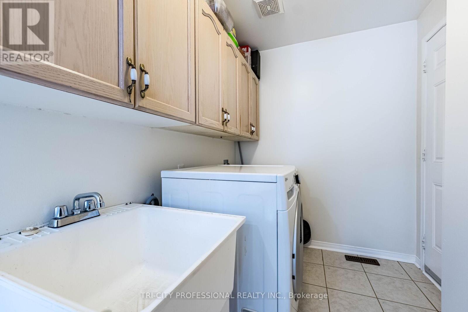 101 Williamson Drive, Brampton, Ontario  L7A 3T8 - Photo 23 - W12486122