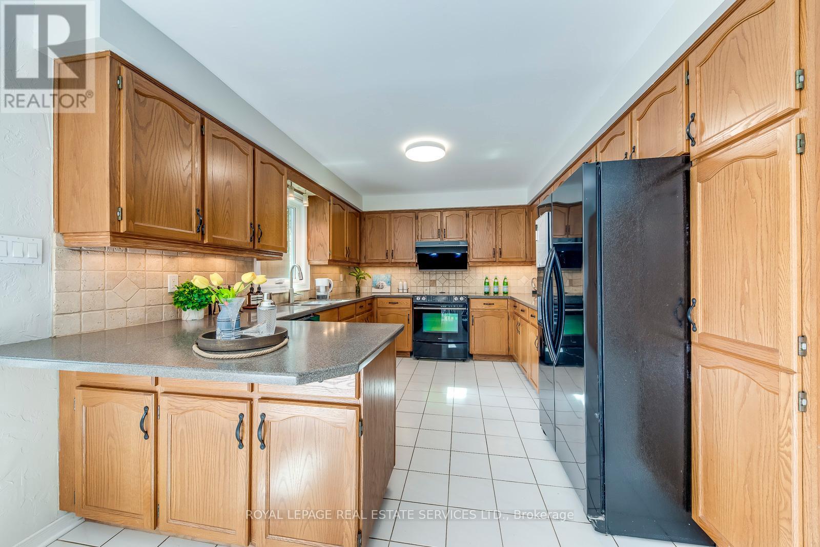 1366 Fieldcrest Lane, Oakville, Ontario  L6M 2W8 - Photo 15 - W12486129