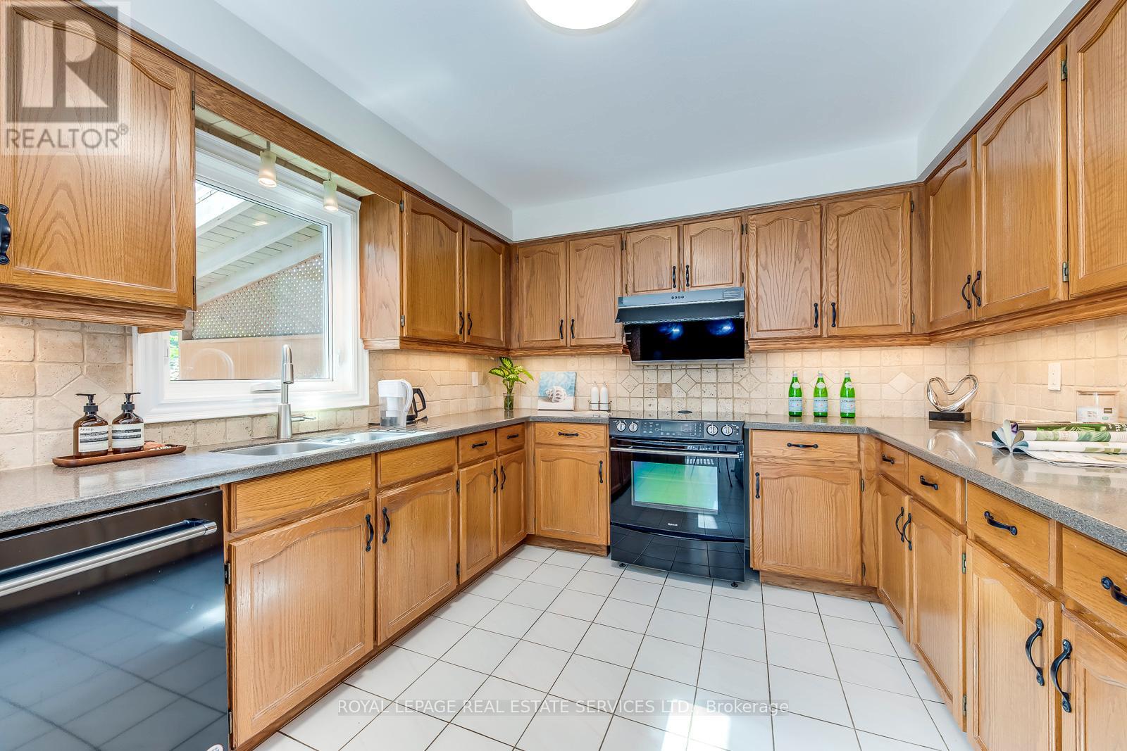 1366 Fieldcrest Lane, Oakville, Ontario  L6M 2W8 - Photo 16 - W12486129