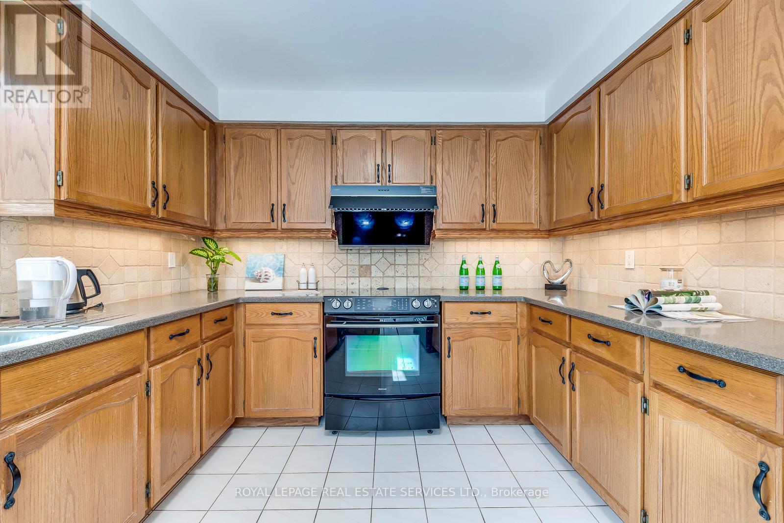 1366 Fieldcrest Lane, Oakville, Ontario  L6M 2W8 - Photo 17 - W12486129