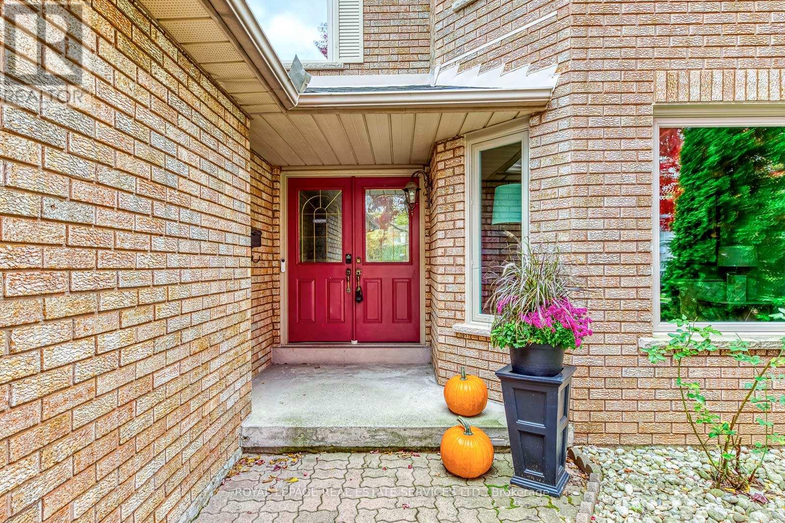 1366 Fieldcrest Lane, Oakville, Ontario  L6M 2W8 - Photo 3 - W12486129