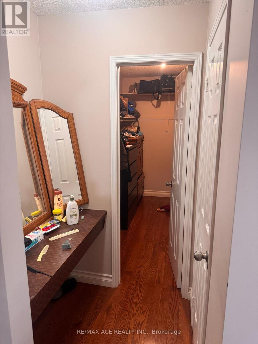 26 Brownridge Court N, Brampton, Ontario  L6W 4L4 - Photo 11 - W12486136