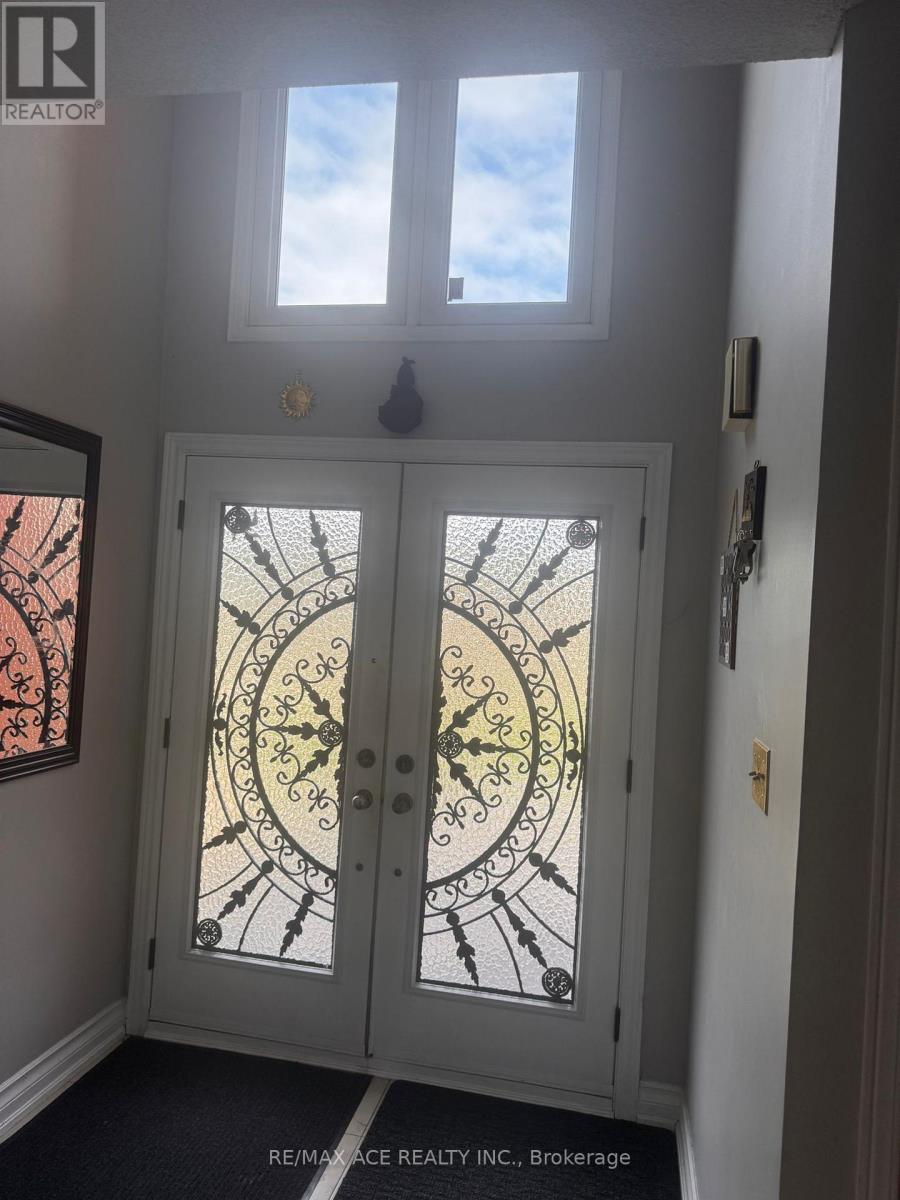 26 Brownridge Court N, Brampton, Ontario  L6W 4L4 - Photo 2 - W12486136