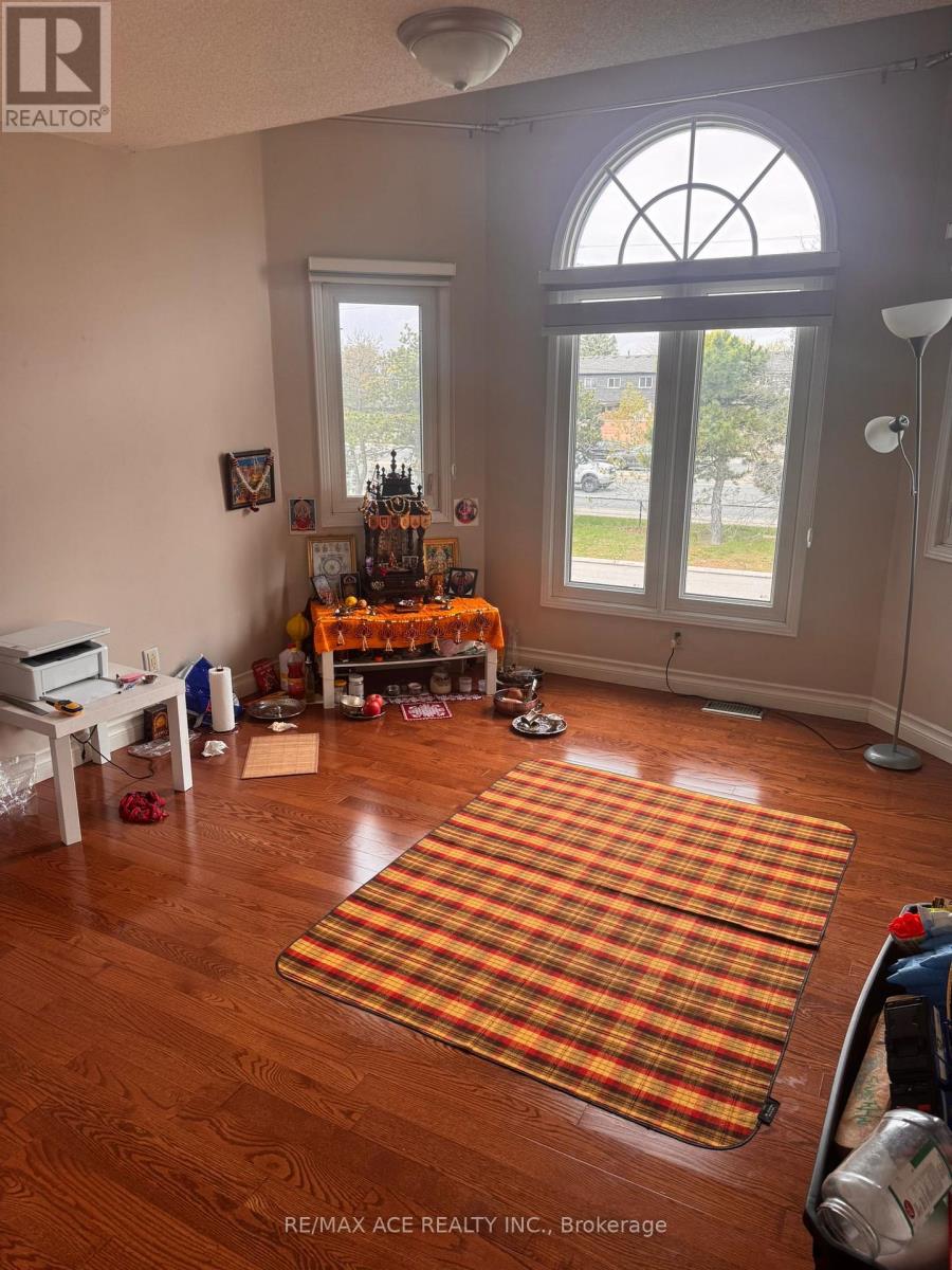 26 Brownridge Court N, Brampton, Ontario  L6W 4L4 - Photo 3 - W12486136