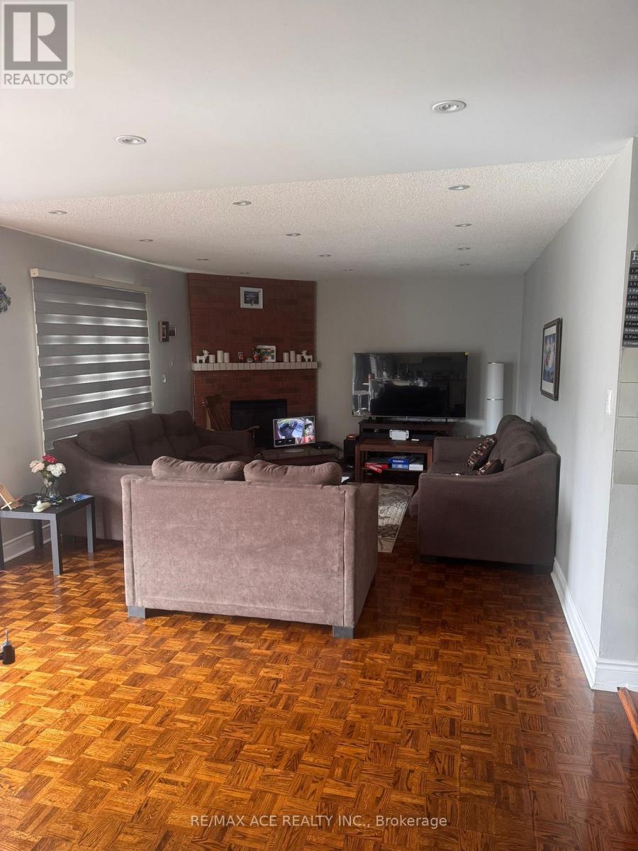 26 Brownridge Court N, Brampton, Ontario  L6W 4L4 - Photo 4 - W12486136