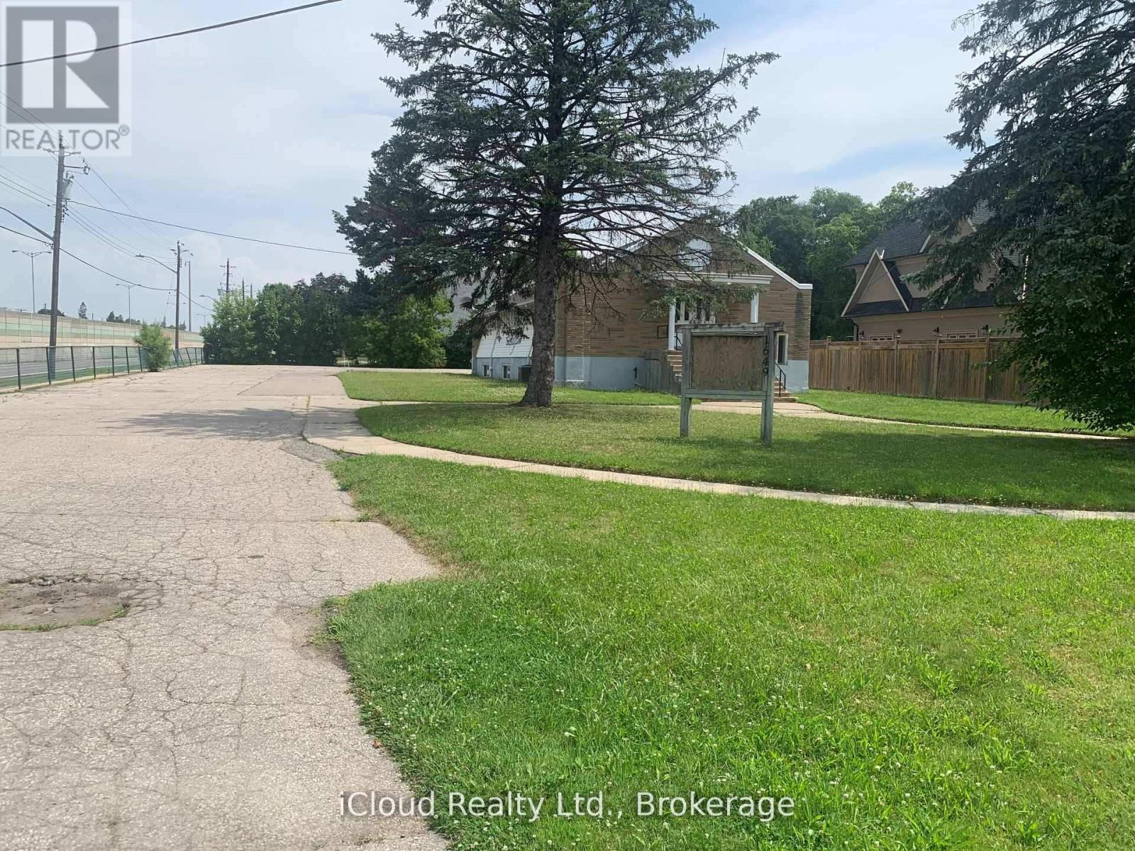 1649 Crediton Parkway, Mississauga, Ontario  L5G 3X2 - Photo 2 - W12486166