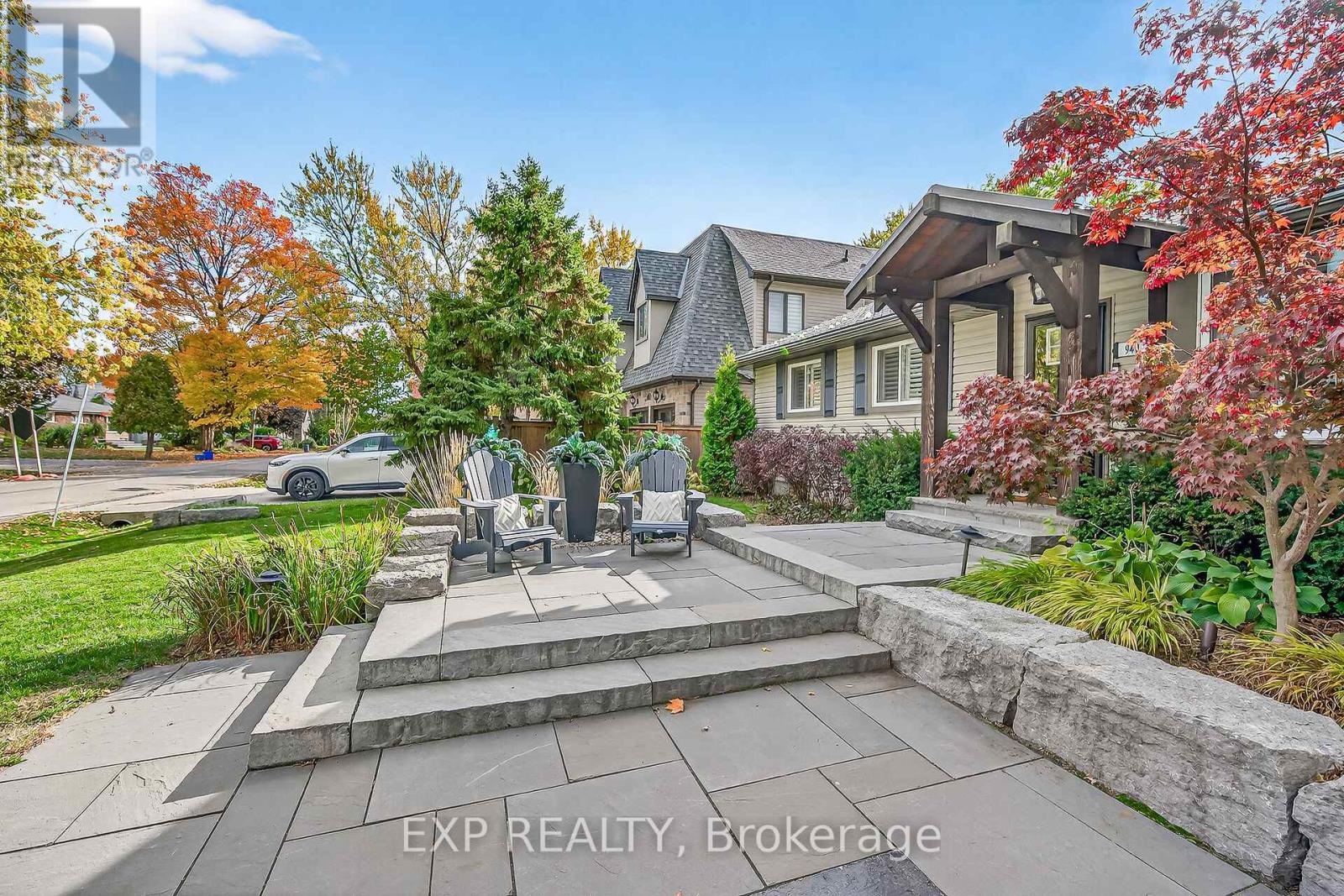 940 Hazel Street S, Burlington, Ontario  L7R 3X3 - Photo 2 - W12486185