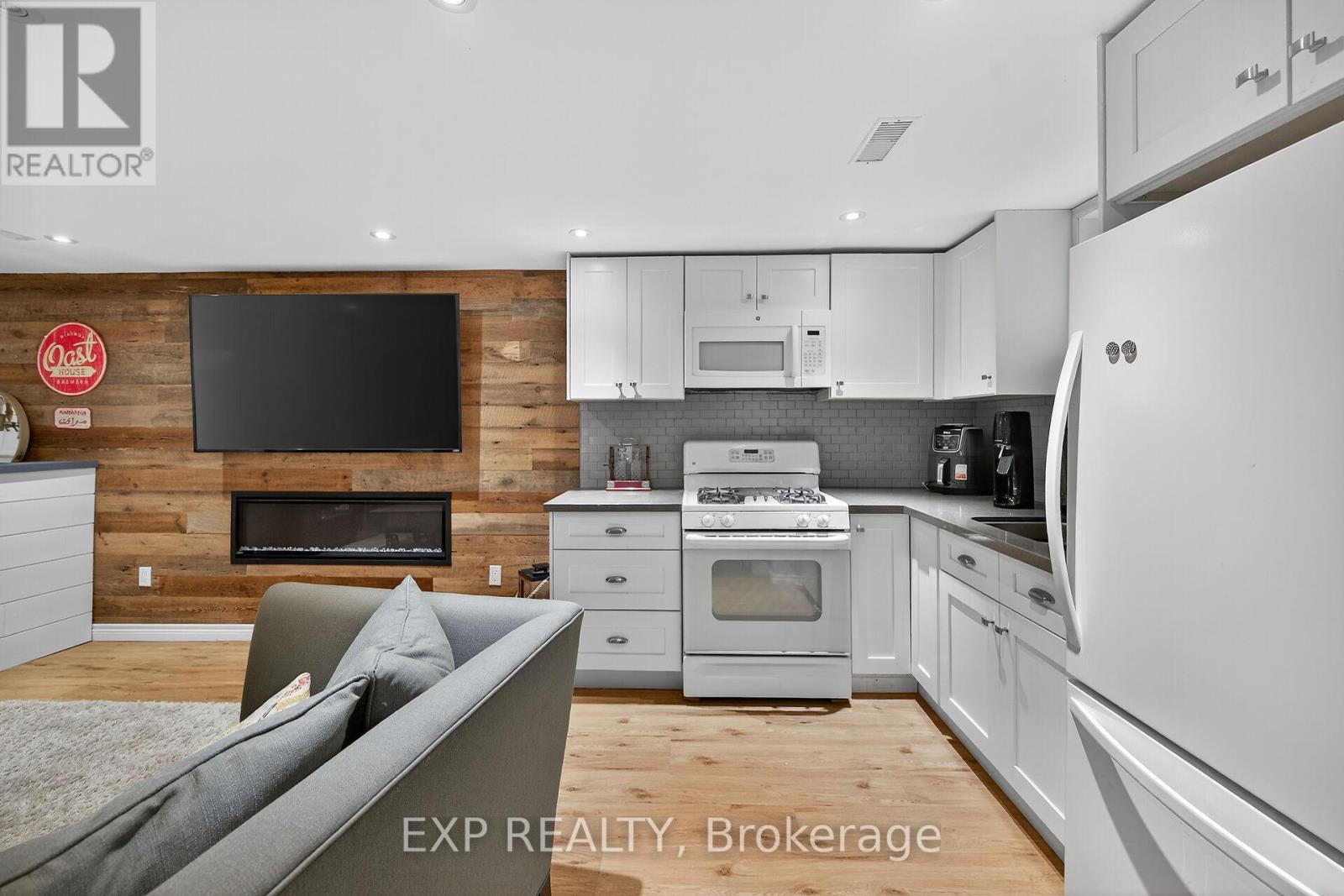 940 Hazel Street S, Burlington, Ontario  L7R 3X3 - Photo 28 - W12486185