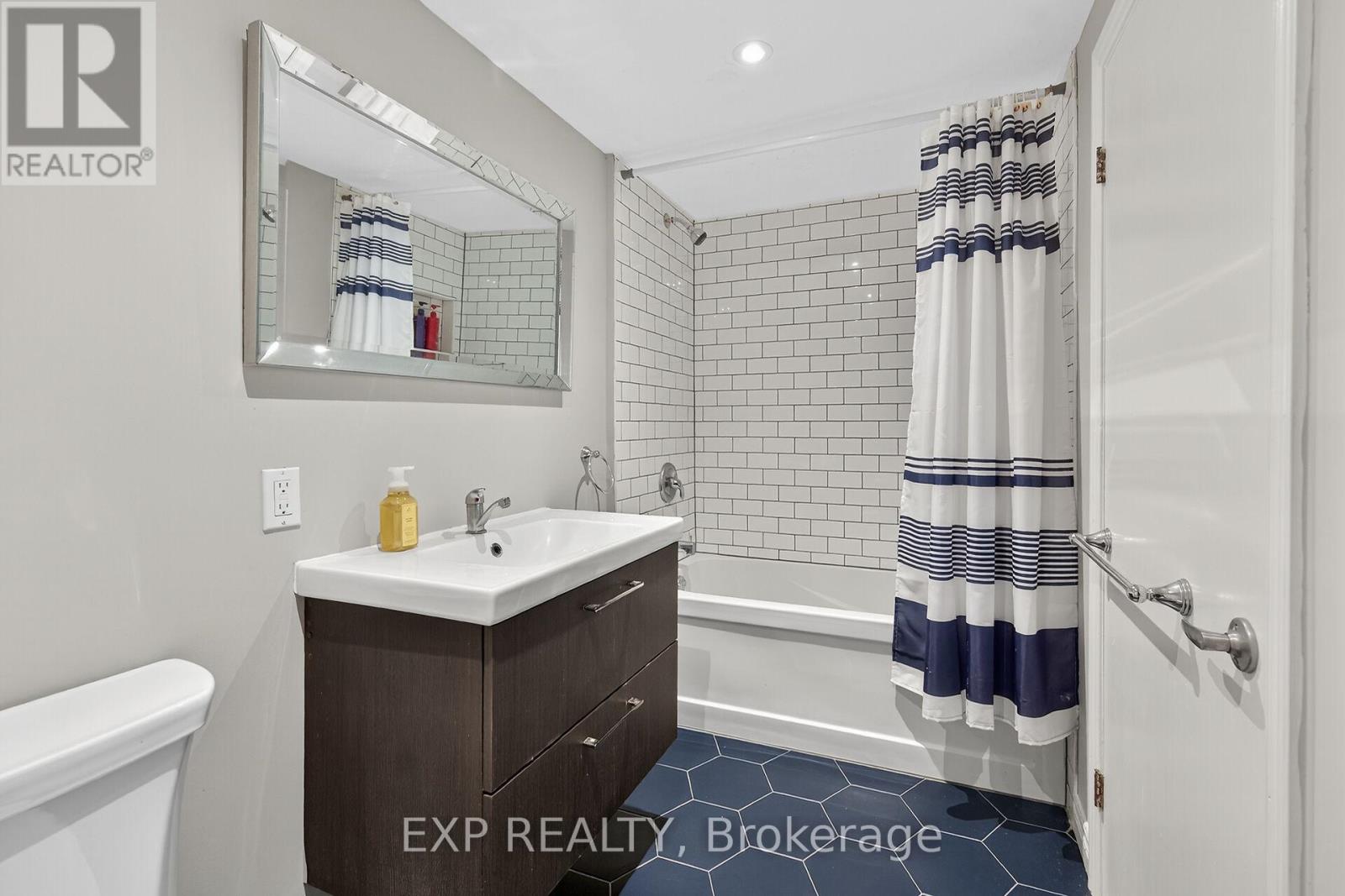 940 Hazel Street S, Burlington, Ontario  L7R 3X3 - Photo 33 - W12486185