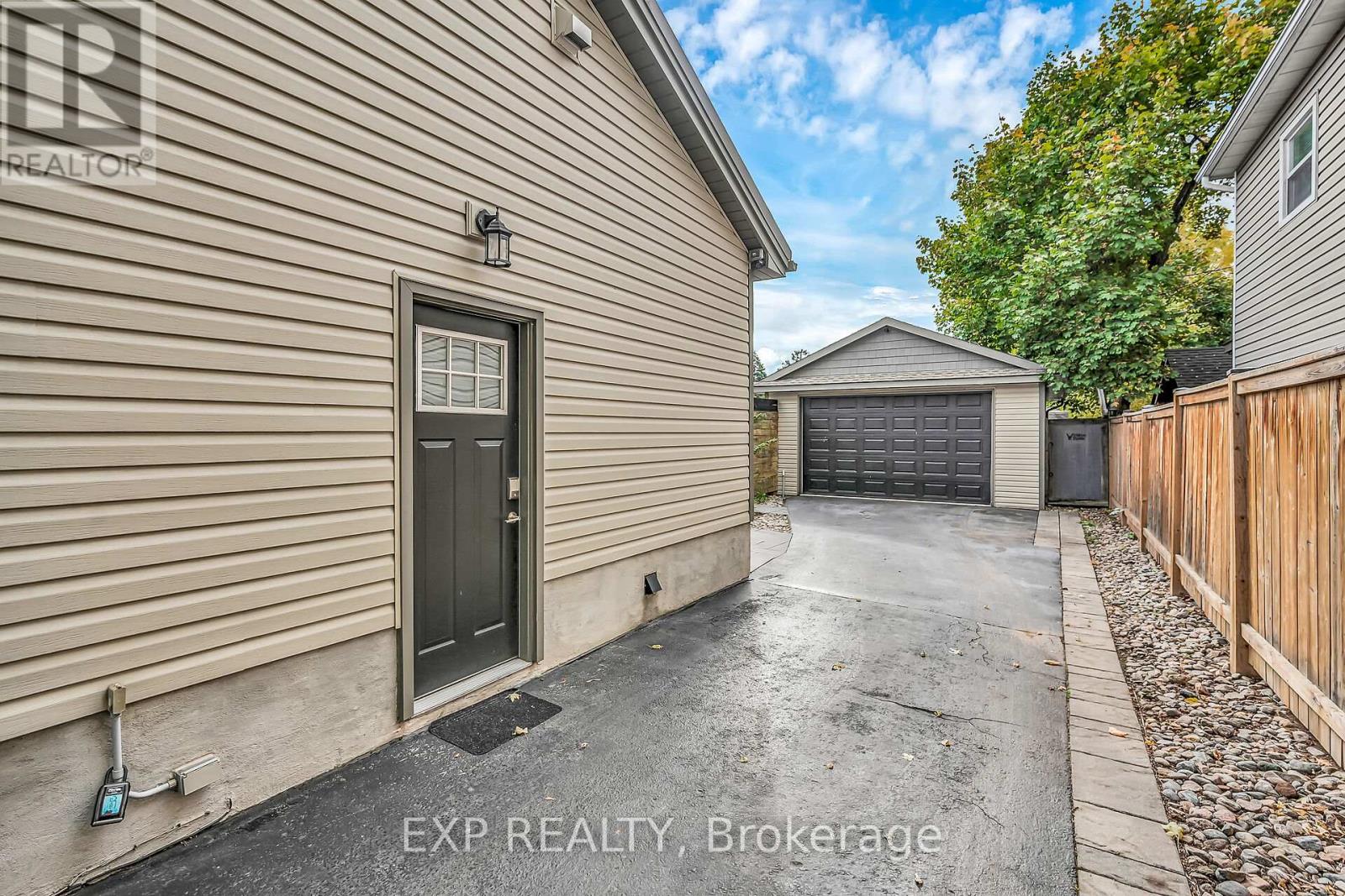 940 Hazel Street S, Burlington, Ontario  L7R 3X3 - Photo 39 - W12486185