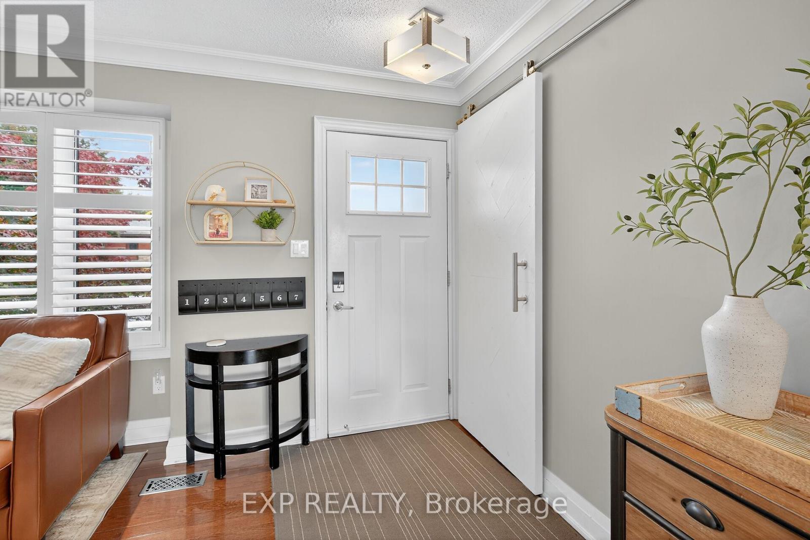 940 Hazel Street S, Burlington, Ontario  L7R 3X3 - Photo 9 - W12486185