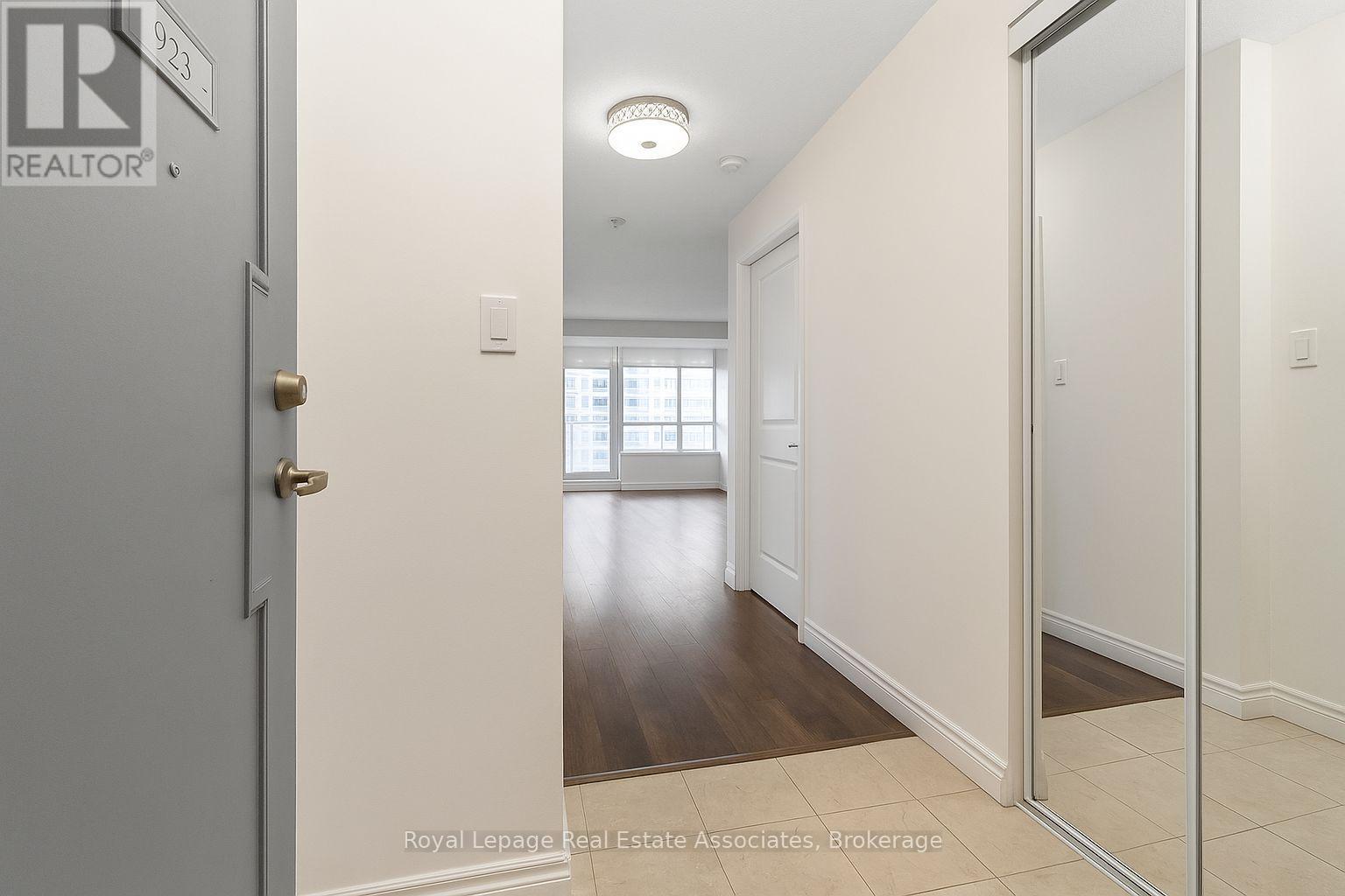 1923 - 633 Bay Street, Toronto, Ontario  M5G 2G4 - Photo 3 - C12486195