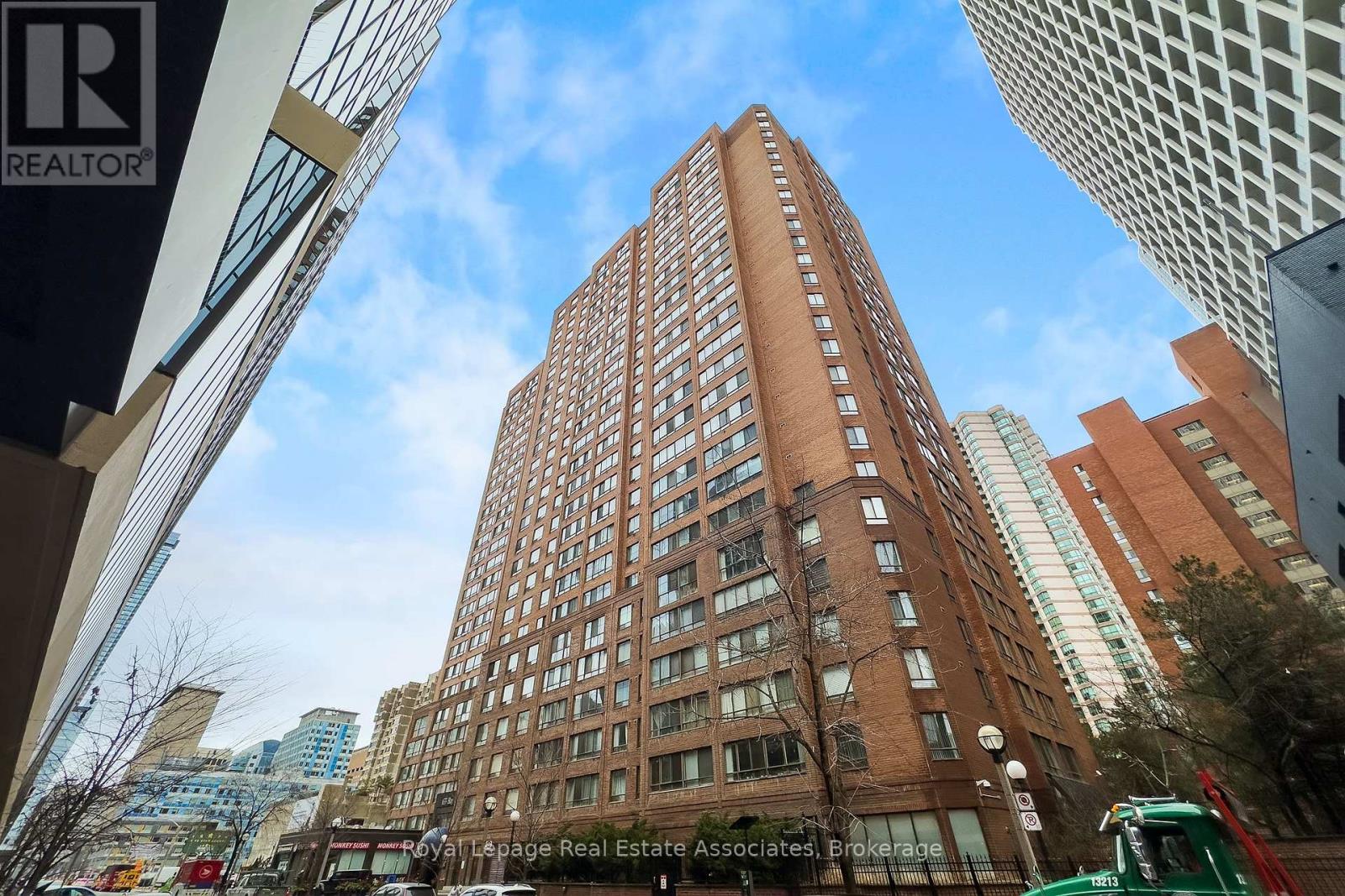 1923 - 633 Bay Street, Toronto, Ontario  M5G 2G4 - Photo 32 - C12486195