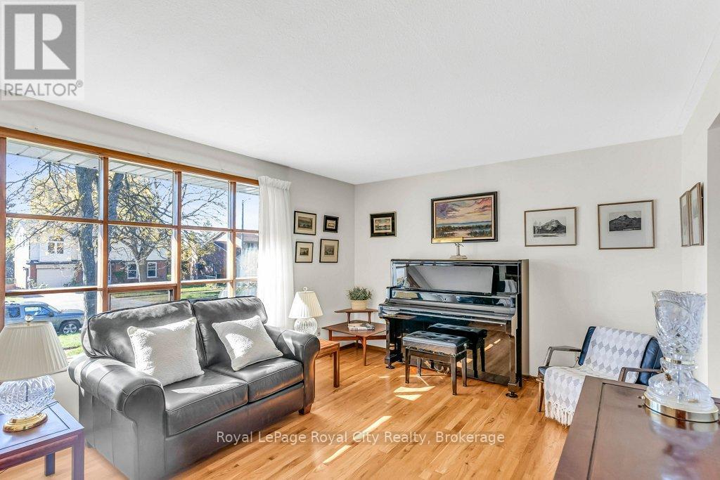 40 Keats Crescent, Guelph, Ontario  N1G 3B2 - Photo 7 - X12486016