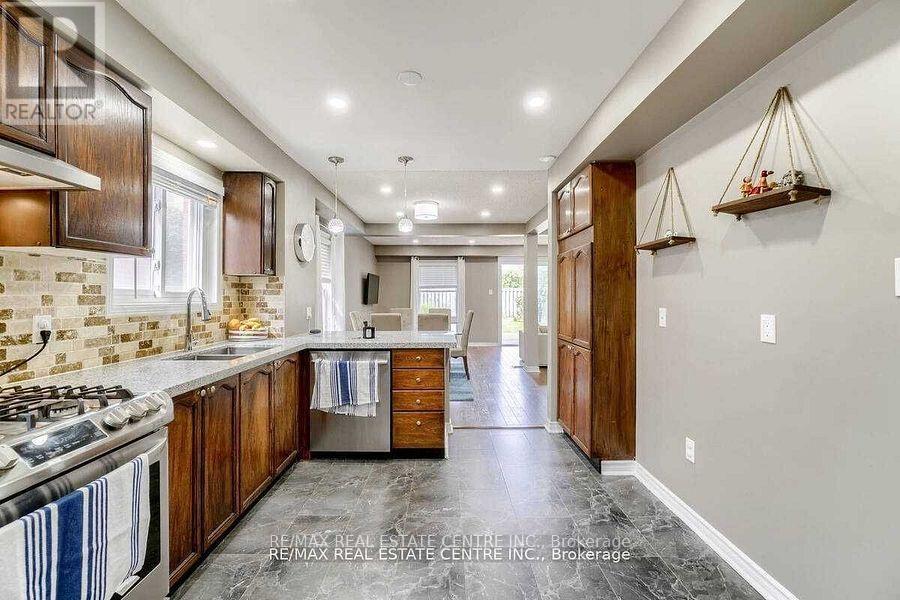 18 Galbraith Court, Clarington, Ontario  L1C 4P5 - Photo 4 - E12486200