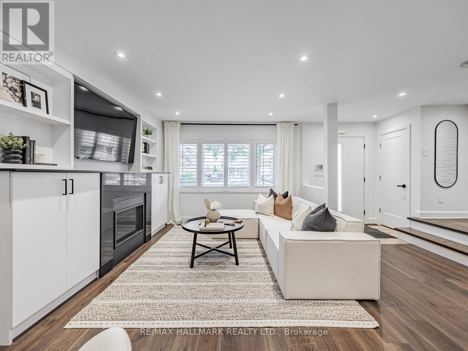 12 Leagrove Crescent, Toronto, Ontario  M1L 3S6 - Photo 4 - E12486273