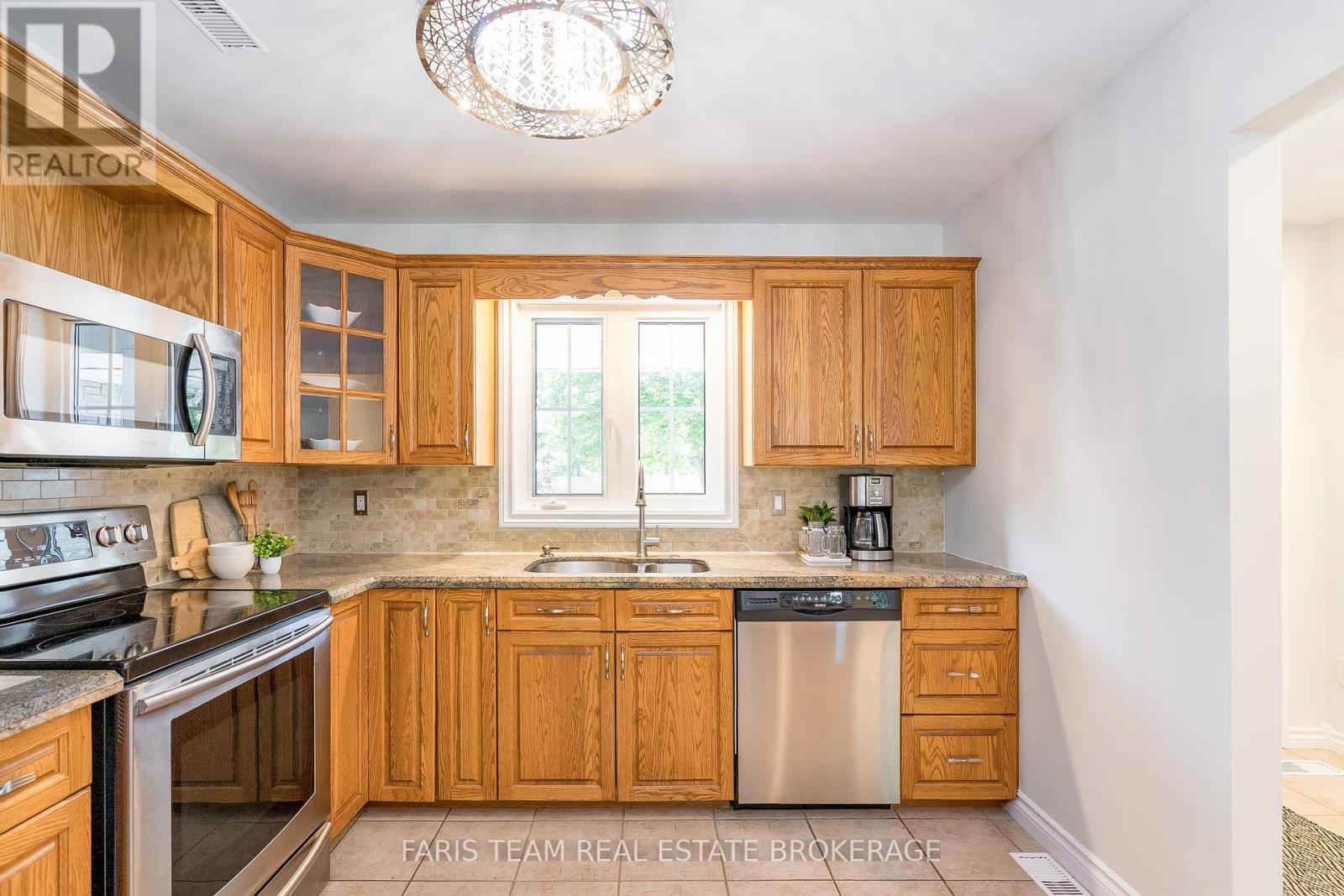 21 Maryjane Road, Tiny (Wyevale), Ontario  L0L 2T0 - Photo 5 - S12486283