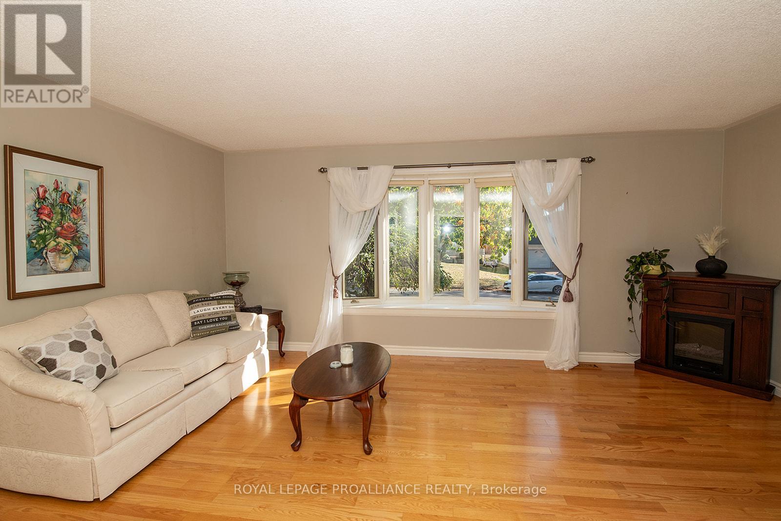 41 Hope Crescent, Belleville, Ontario  K8P 4S3 - Photo 10 - X12486340