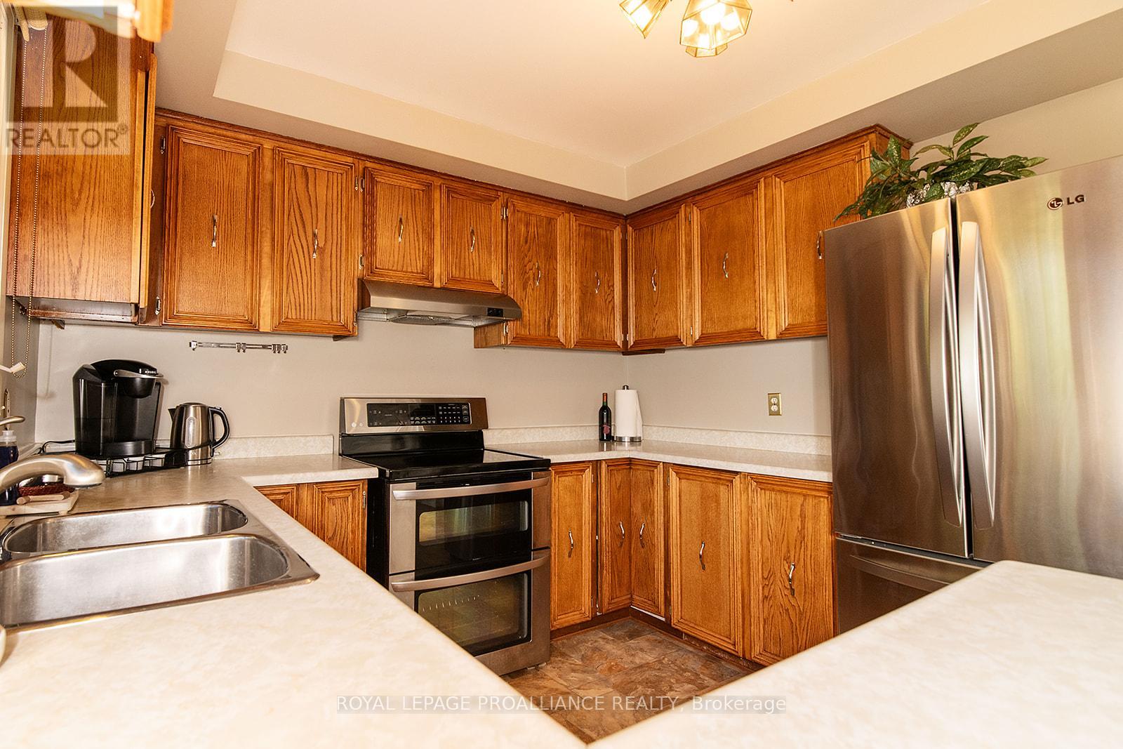 41 Hope Crescent, Belleville, Ontario  K8P 4S3 - Photo 12 - X12486340