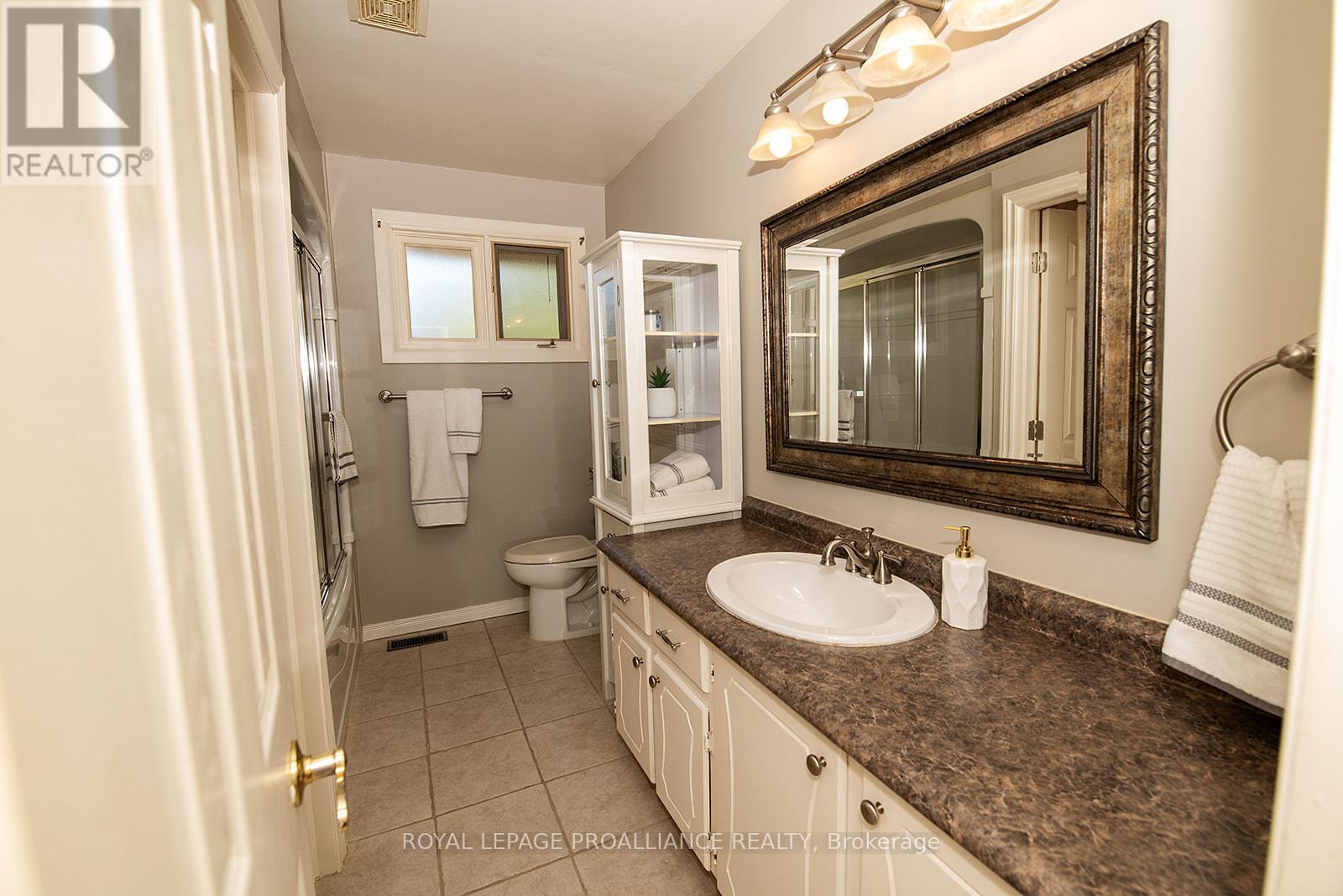 41 Hope Crescent, Belleville, Ontario  K8P 4S3 - Photo 18 - X12486340