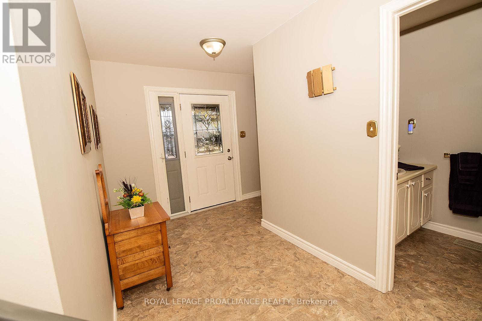 41 Hope Crescent, Belleville, Ontario  K8P 4S3 - Photo 4 - X12486340