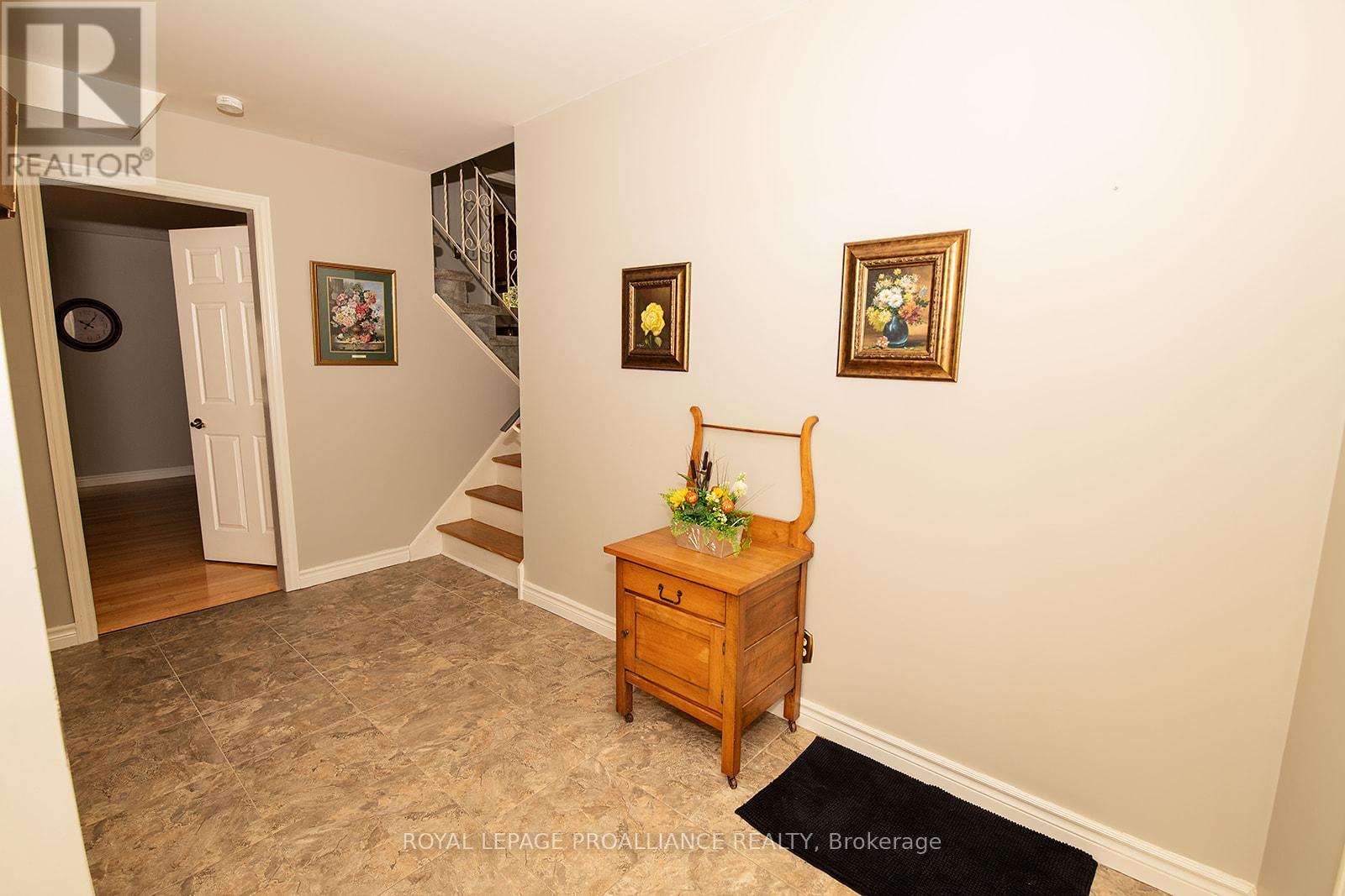 41 Hope Crescent, Belleville, Ontario  K8P 4S3 - Photo 5 - X12486340