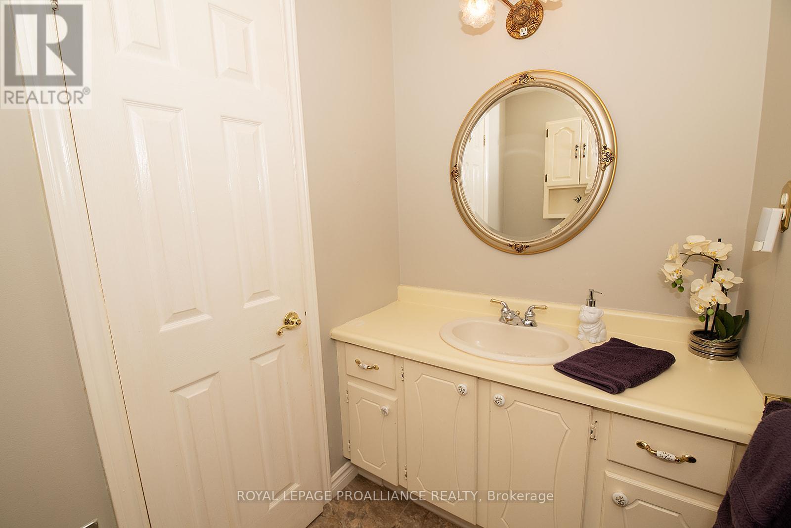 41 Hope Crescent, Belleville, Ontario  K8P 4S3 - Photo 6 - X12486340