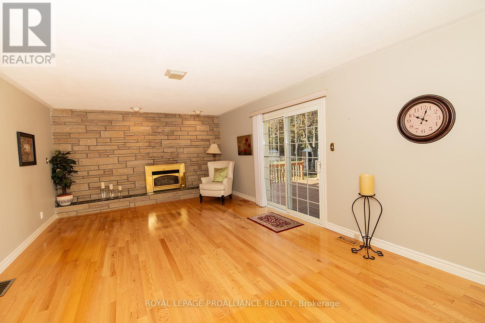 41 Hope Crescent, Belleville, Ontario  K8P 4S3 - Photo 7 - X12486340