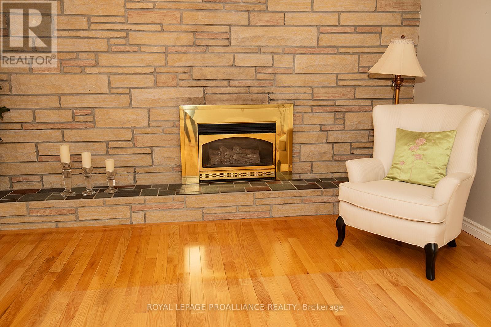 41 Hope Crescent, Belleville, Ontario  K8P 4S3 - Photo 8 - X12486340