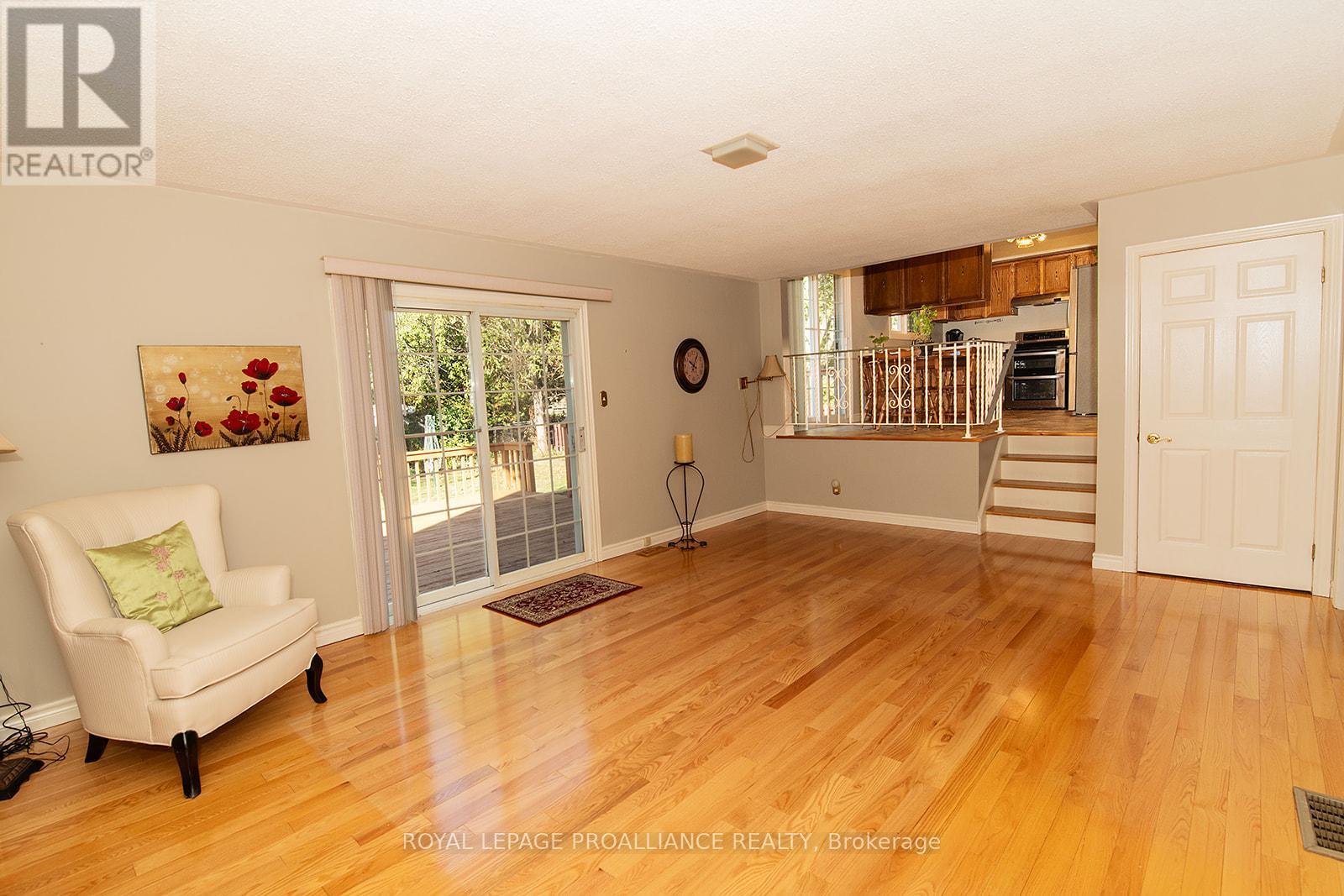 41 Hope Crescent, Belleville, Ontario  K8P 4S3 - Photo 9 - X12486340