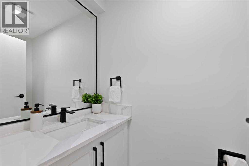 26 Glamis Gardens Sw, Calgary, Alberta  T3E 6S4 - Photo 17 - A2266311