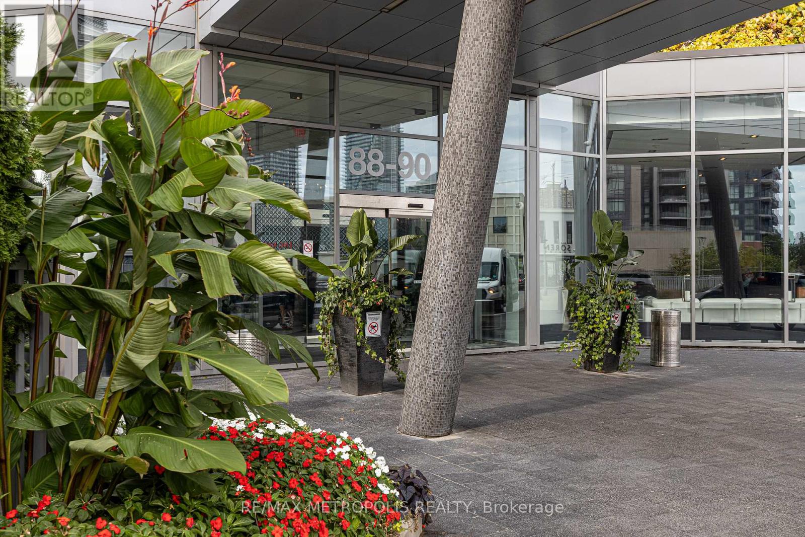 302 - 88 Park Lawn Road, Toronto, Ontario  M8Y 0B6 - Photo 5 - W12486191