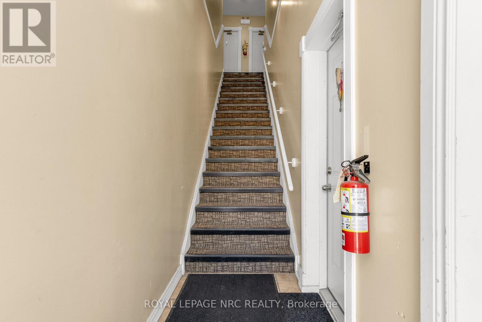 192 Burgar Street, Welland, Ontario  L3B 2T4 - Photo 8 - X12486331