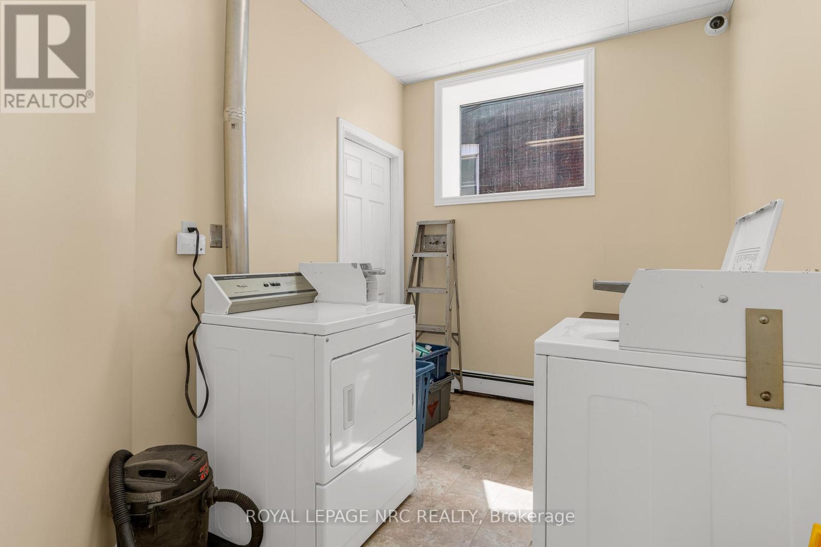 192 Burgar Street, Welland, Ontario  L3B 2T4 - Photo 9 - X12486331