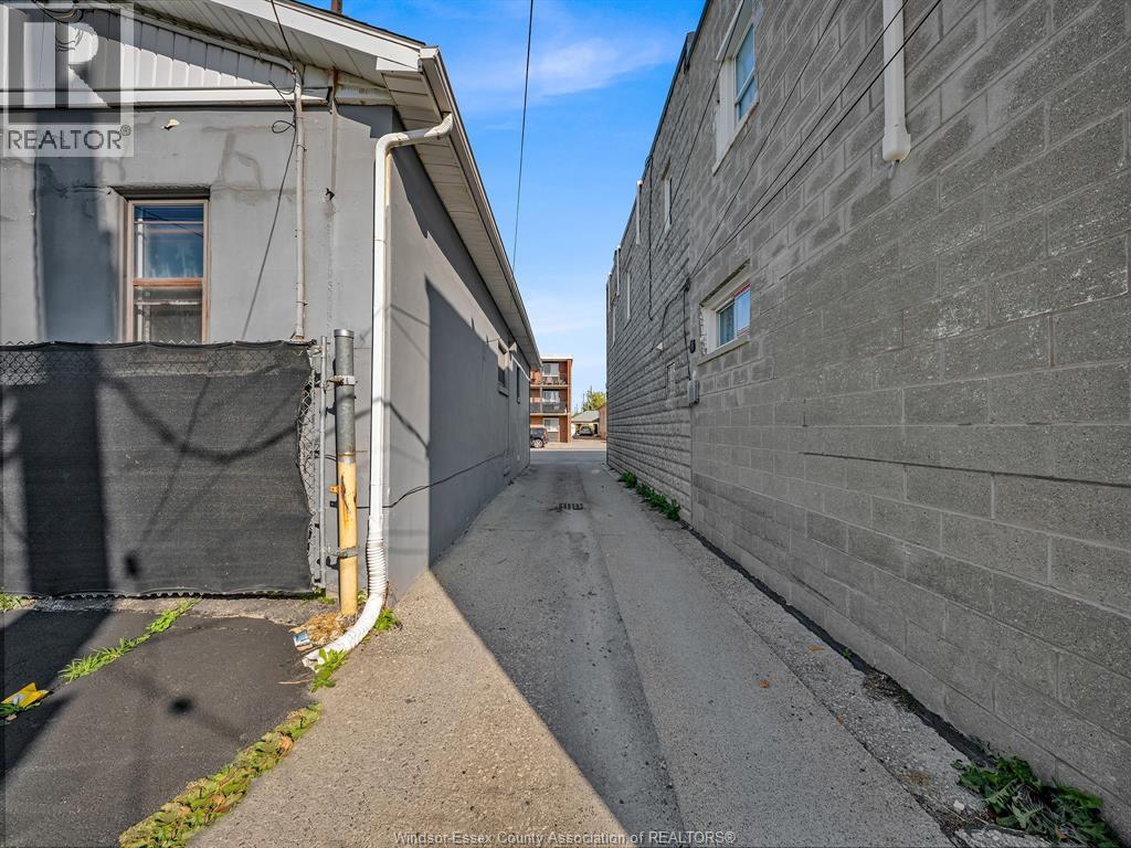 1145 Erie, Windsor, Ontario  N9A 3Z4 - Photo 3 - 25027395