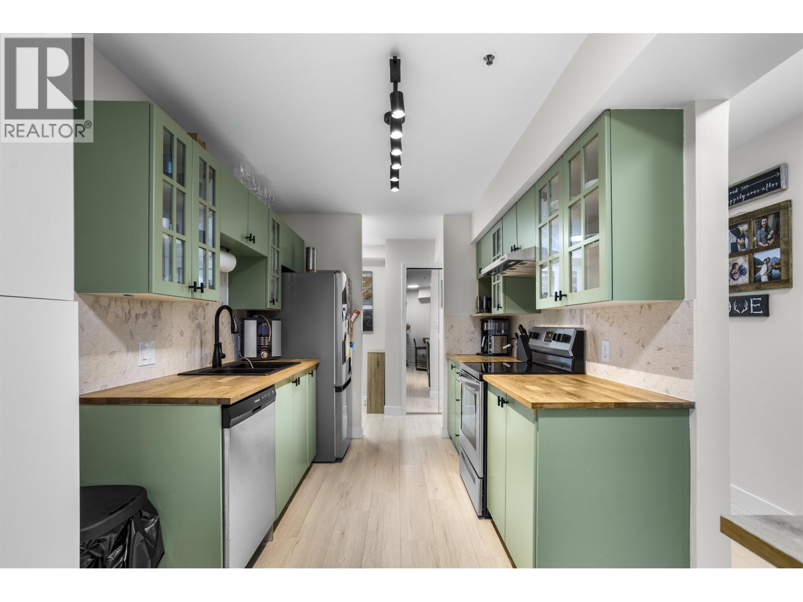 201 22351 St. Anne Street, Maple Ridge, British Columbia  V2X 2E7 - Photo 2 - R3062540