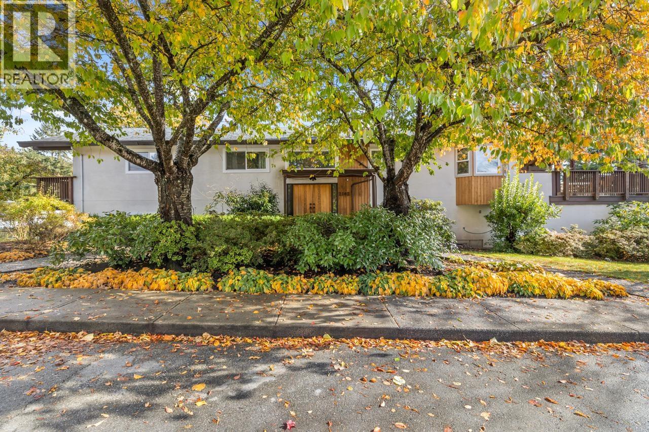 2142 St. Andrews Avenue, North Vancouver, British Columbia  V7L 3M5 - Photo 2 - R3062551