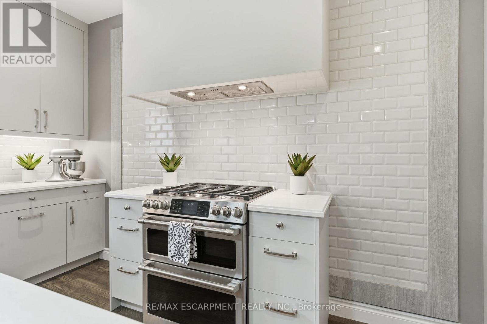 32 Hinrichs Crescent, Waterloo, Ontario  N1T 0A8 - Photo 10 - X12486239