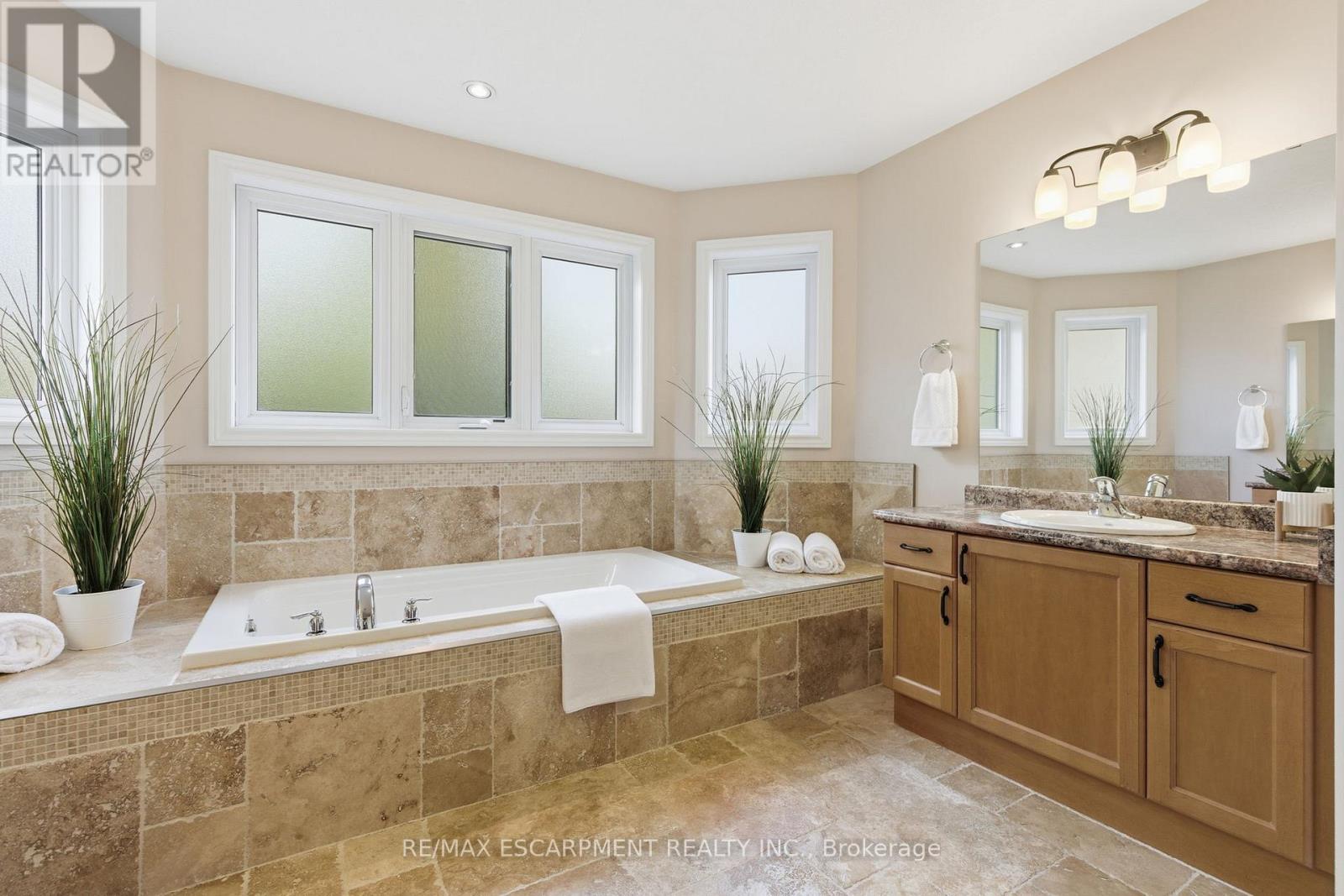 32 Hinrichs Crescent, Waterloo, Ontario  N1T 0A8 - Photo 23 - X12486239