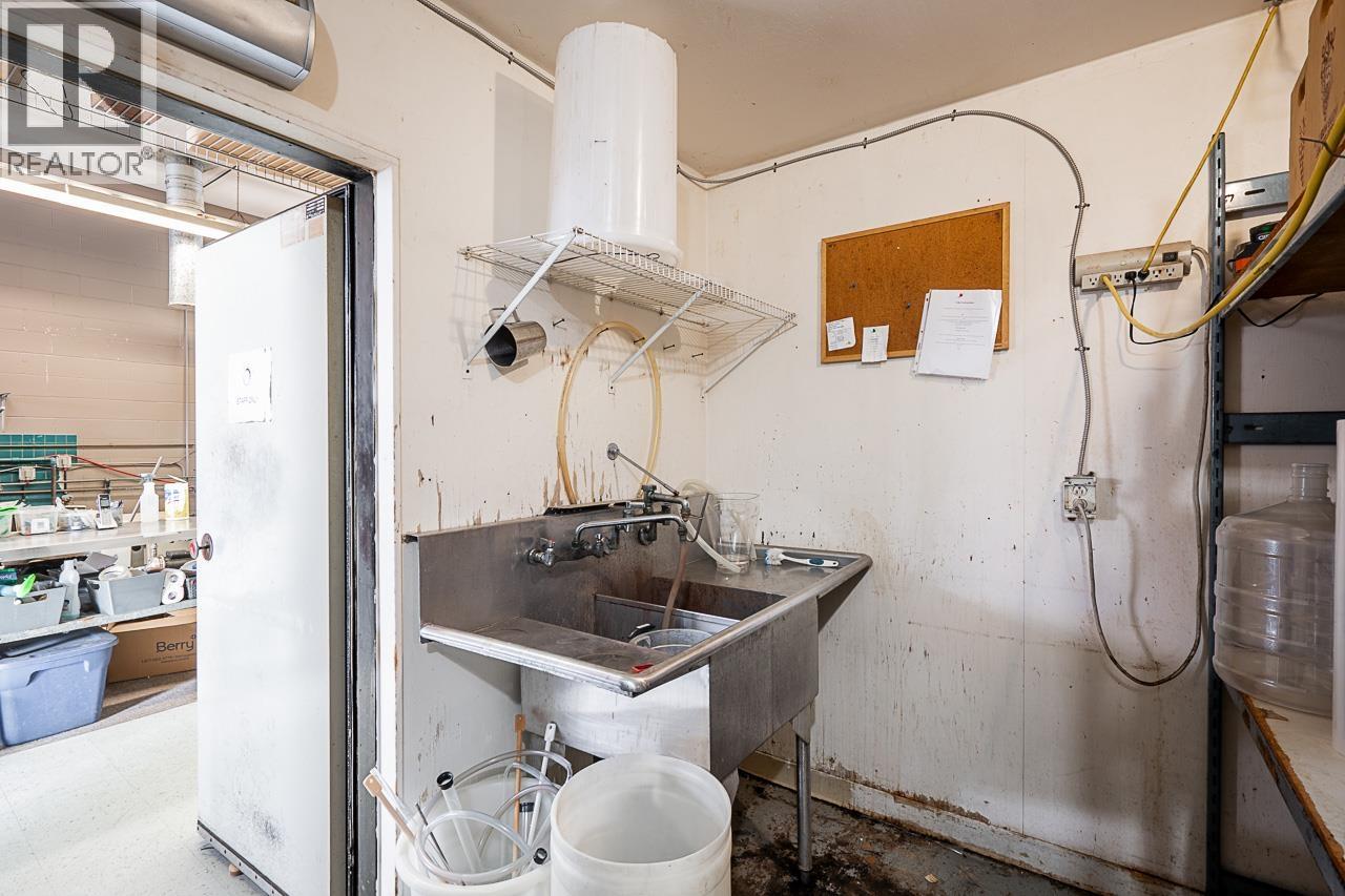 20767 Lougheed Highway, Maple Ridge, British Columbia  V2X 2R2 - Photo 30 - C8073382