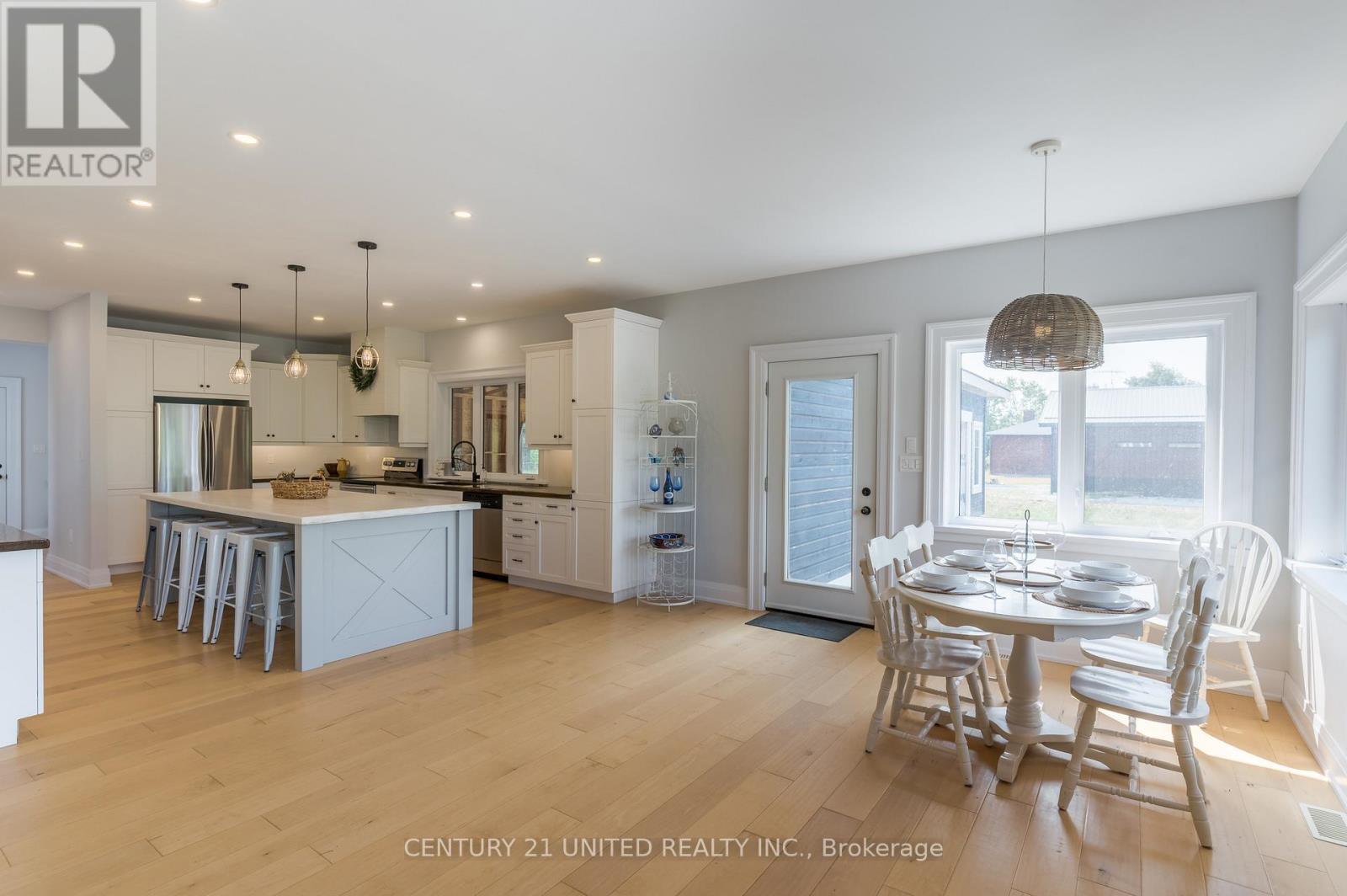 142 Hickory Beach Road, Kawartha Lakes, Ontario  K0M 1N0 - Photo 12 - X12344223