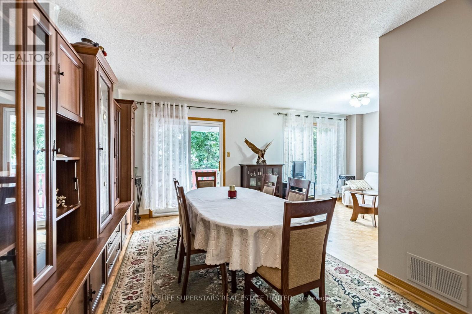 3995 Chicory Court, Mississauga, Ontario  L5C 3S8 - Photo 11 - W12469703