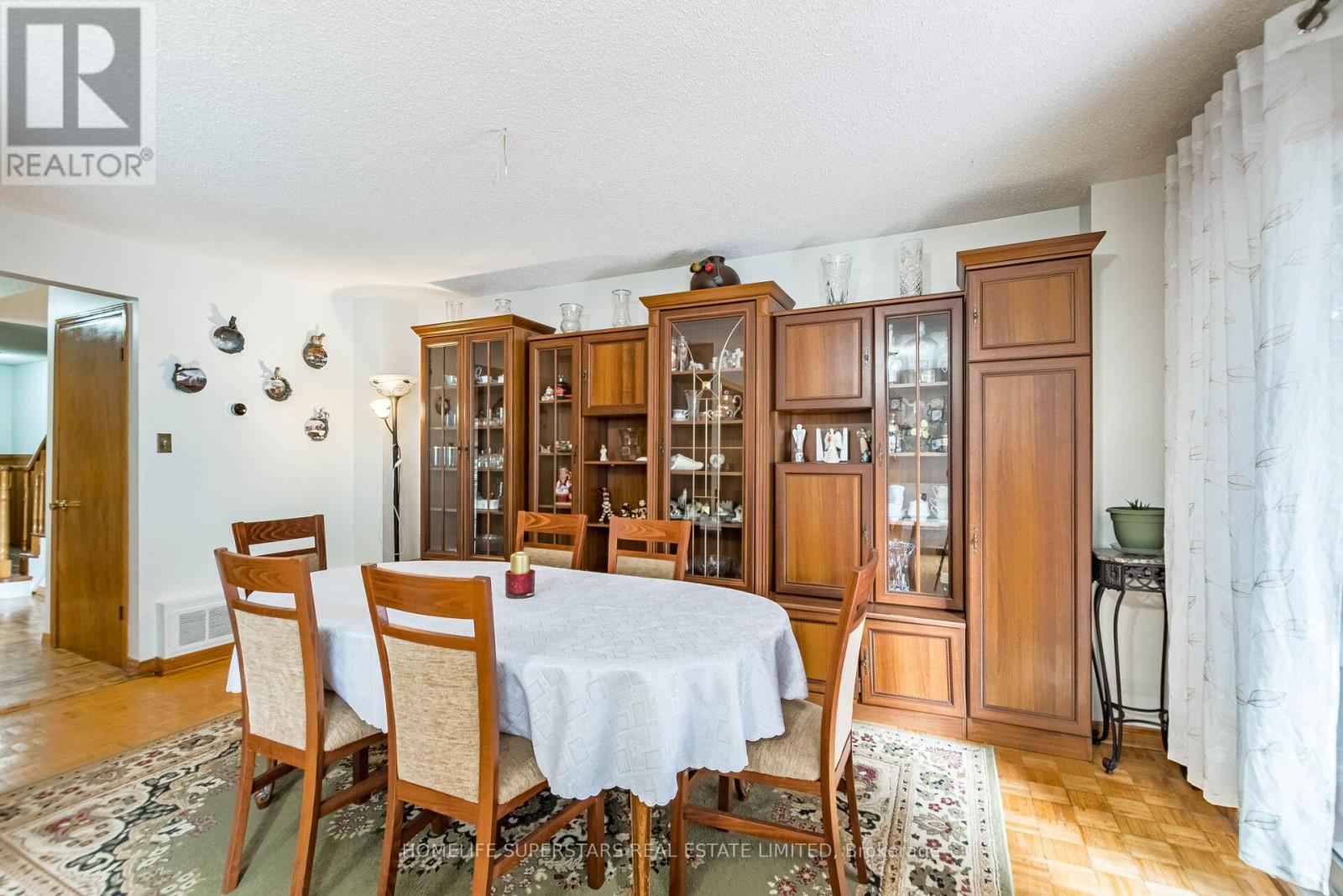 3995 Chicory Court, Mississauga, Ontario  L5C 3S8 - Photo 12 - W12469703