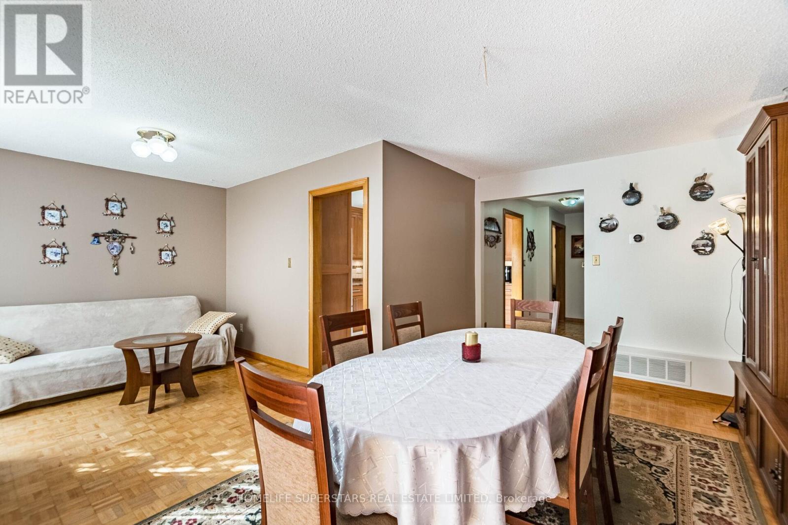 3995 Chicory Court, Mississauga, Ontario  L5C 3S8 - Photo 14 - W12469703