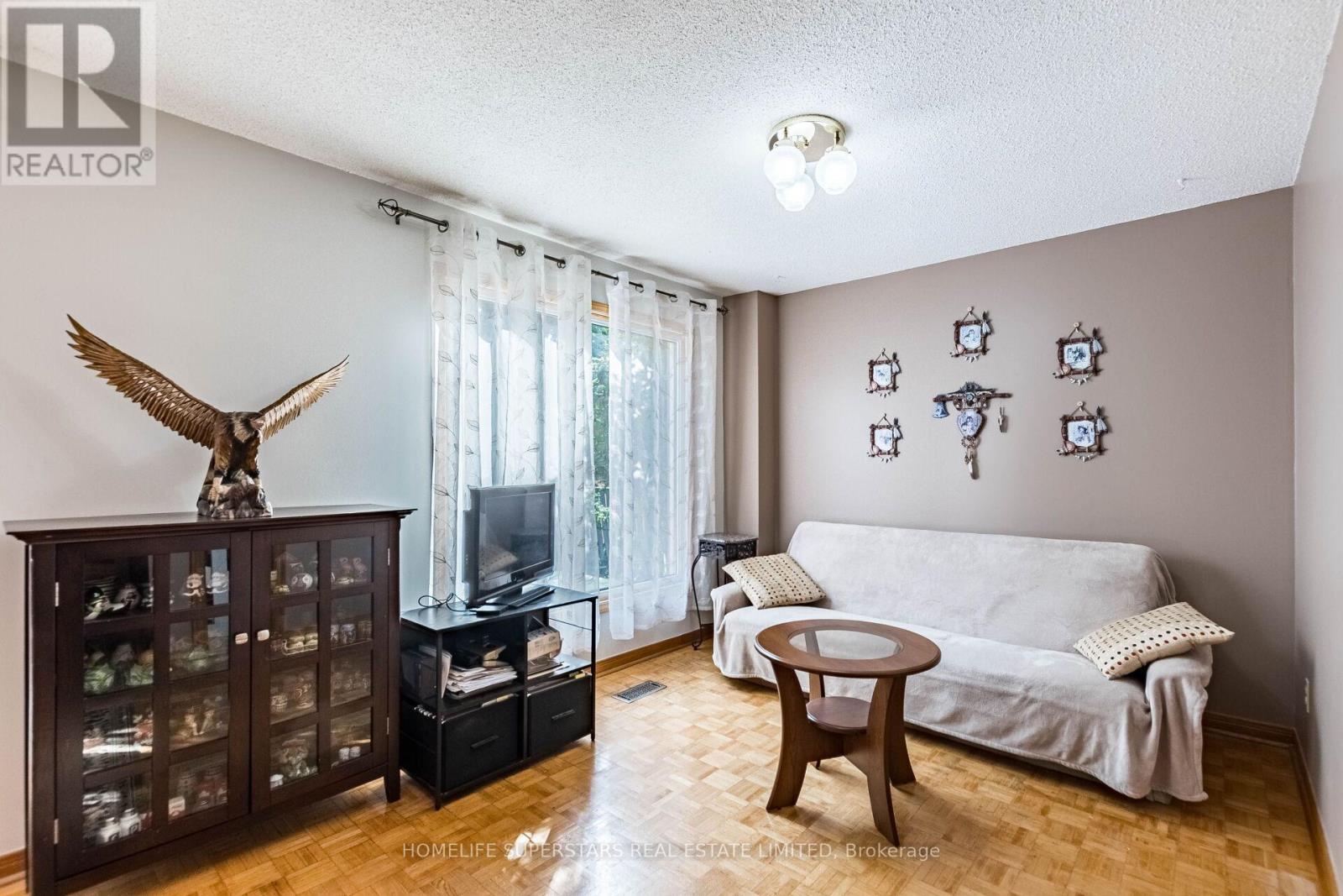 3995 Chicory Court, Mississauga, Ontario  L5C 3S8 - Photo 15 - W12469703